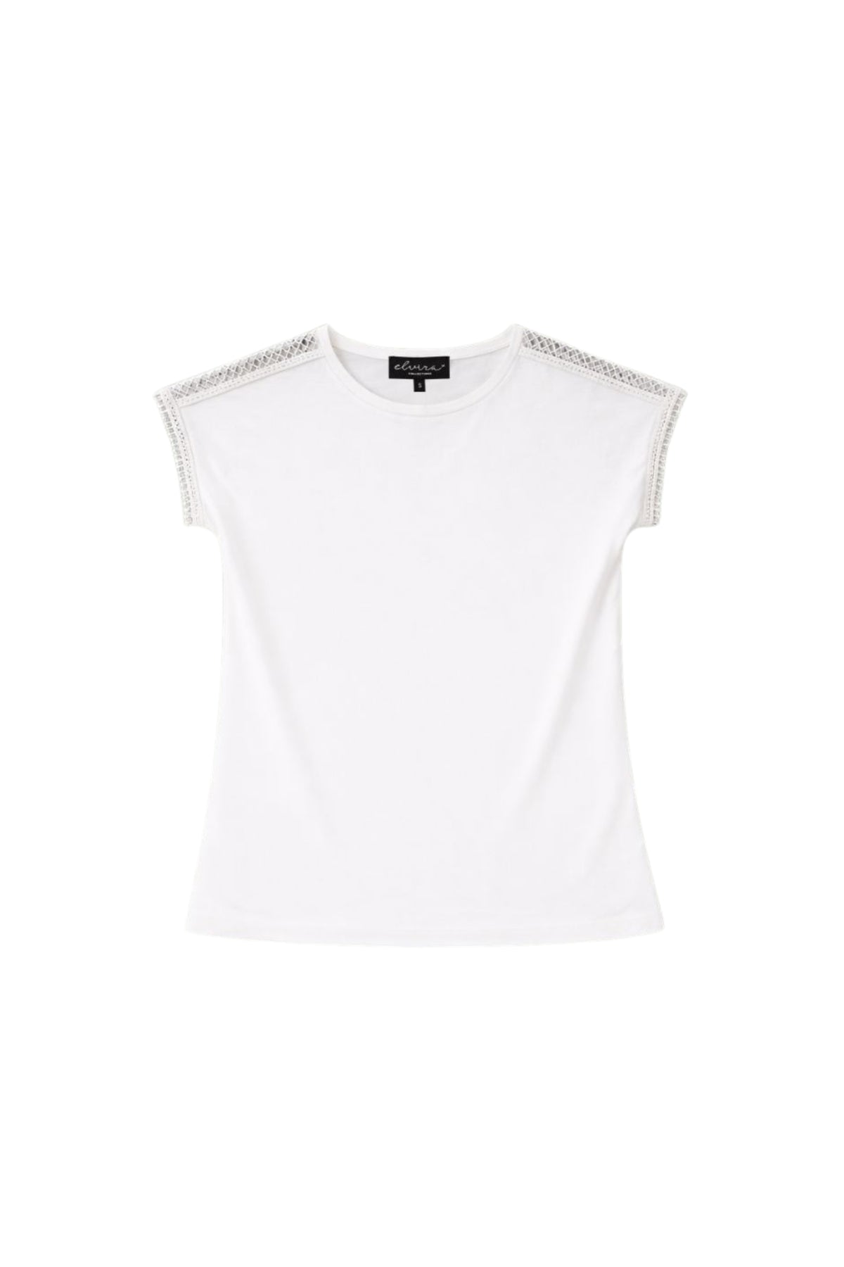 Offwhite top Lianne van Elvira Casuals met lange mouwen en ronde hals, gedragen door een model op een witte achtergrond