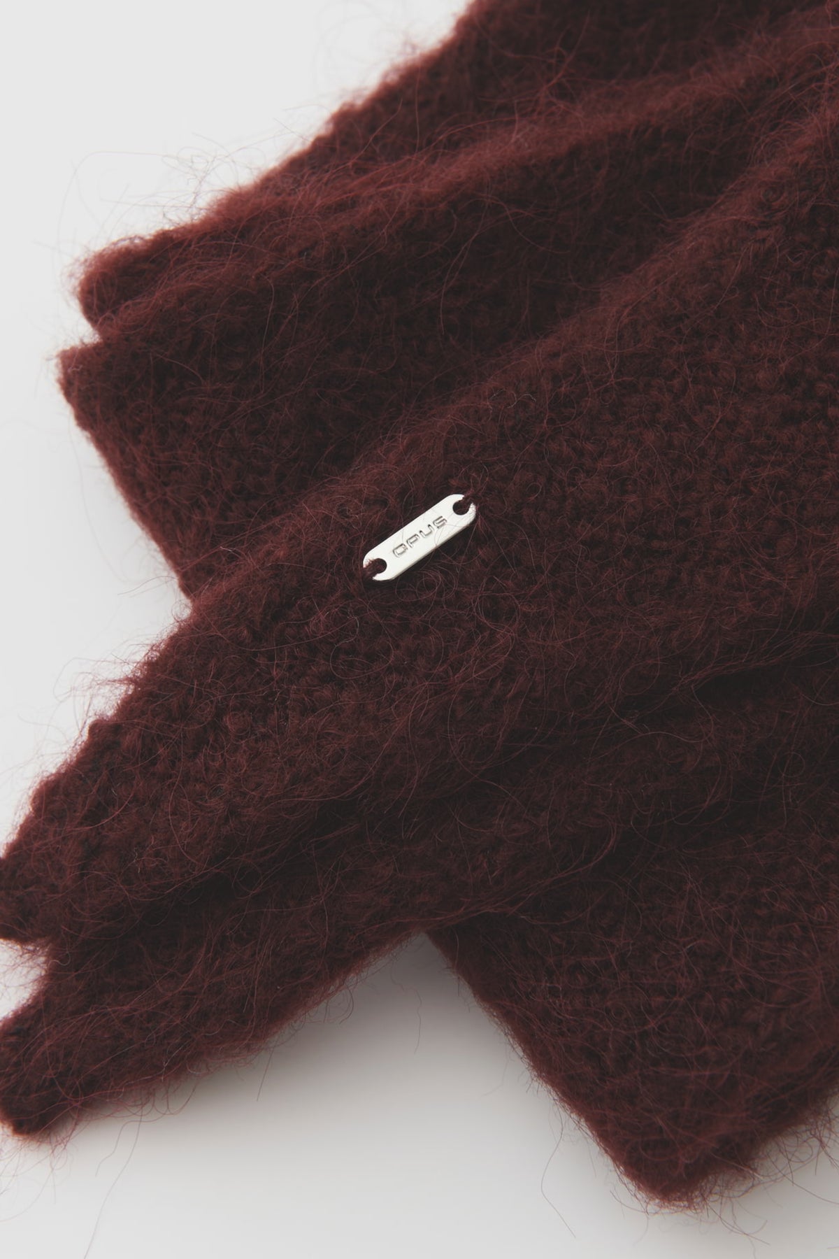 Zwarte sjaal van Opus met een rood en roze kersenjam patroon, zachte textuur en stijlvolle accessoire voor dames.
