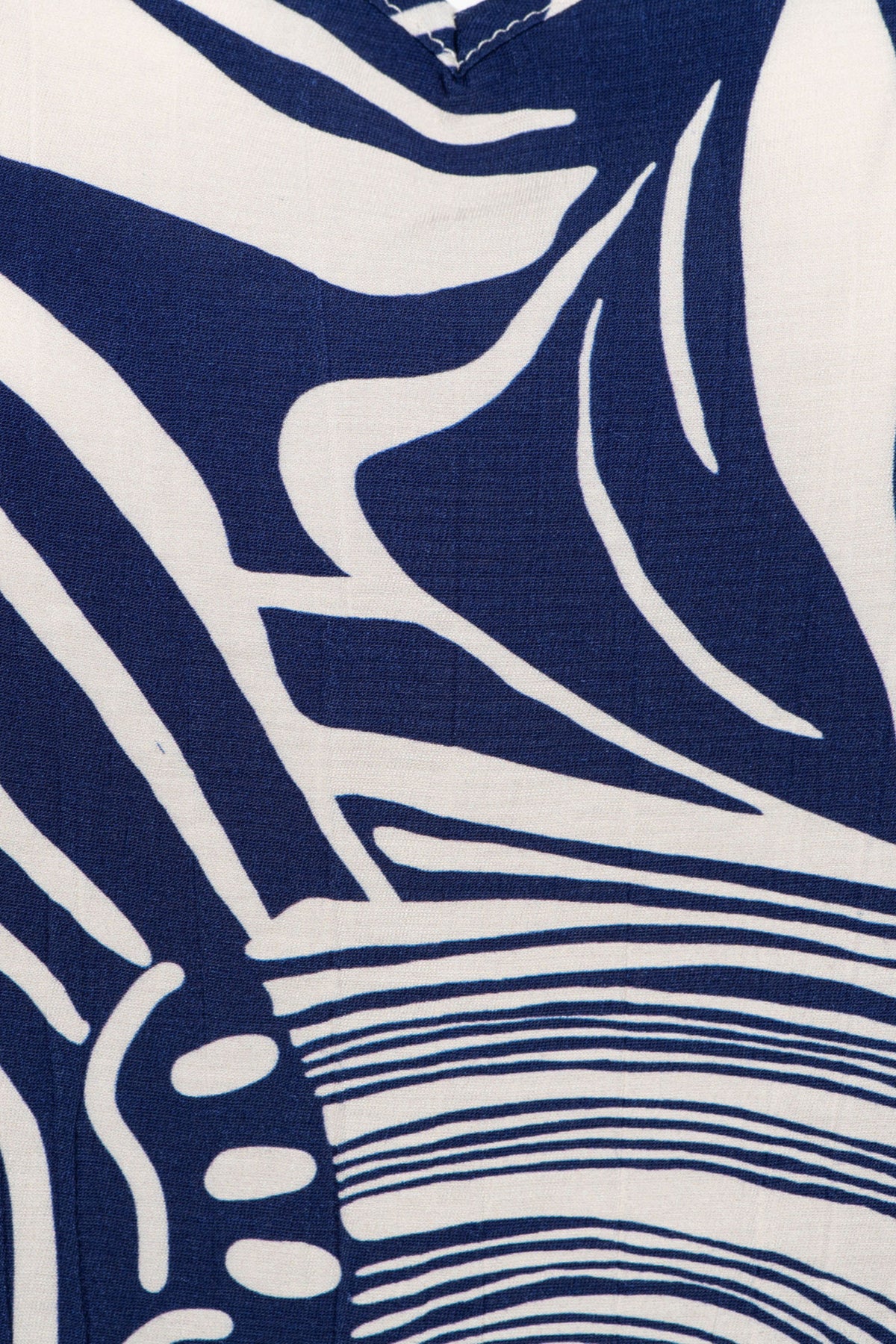 &Co woman Amelie Weave top in blauw met meerdere kleuren, gedetailleerde textuur en modieuze pasvorm.