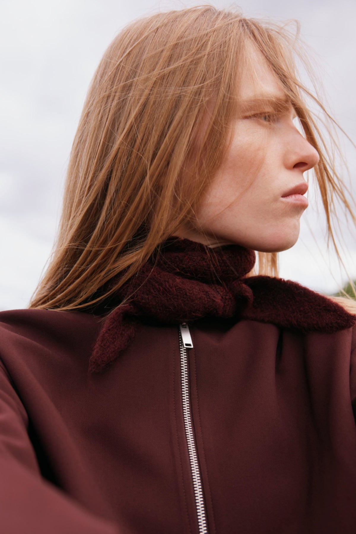 Zwarte sjaal van Opus met rode kersenkers en jampatroon, zachte textuur en stijlvolle accessoire voor dames.