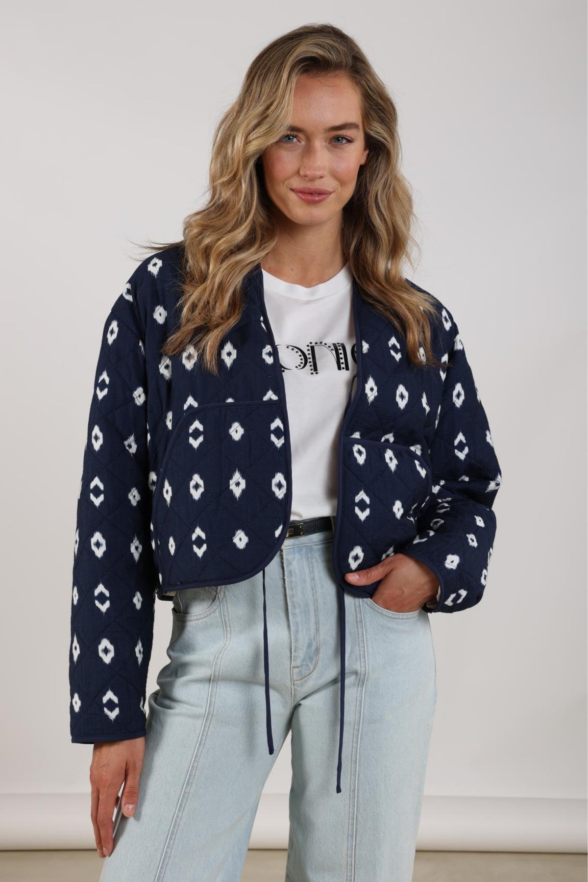 Navy blauwe vest Jolie van Nukus, comfortabele en stijlvolle damesvest met knopen en zachte stof.