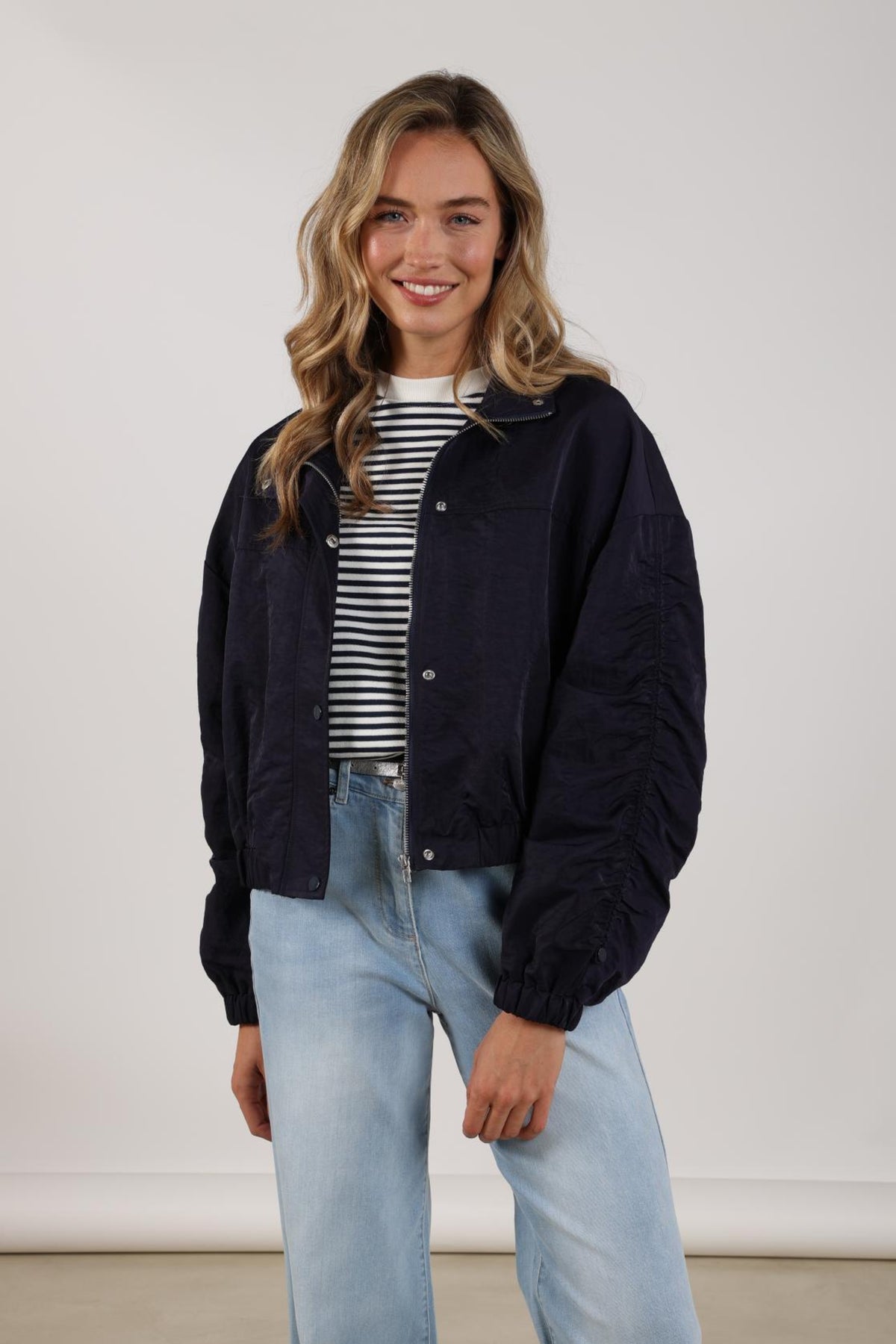 Navy blauwe Nukus Jaimy jas met capuchon en ritssluiting, ideaal voor koud weer, zichtbaar op de afbeelding.