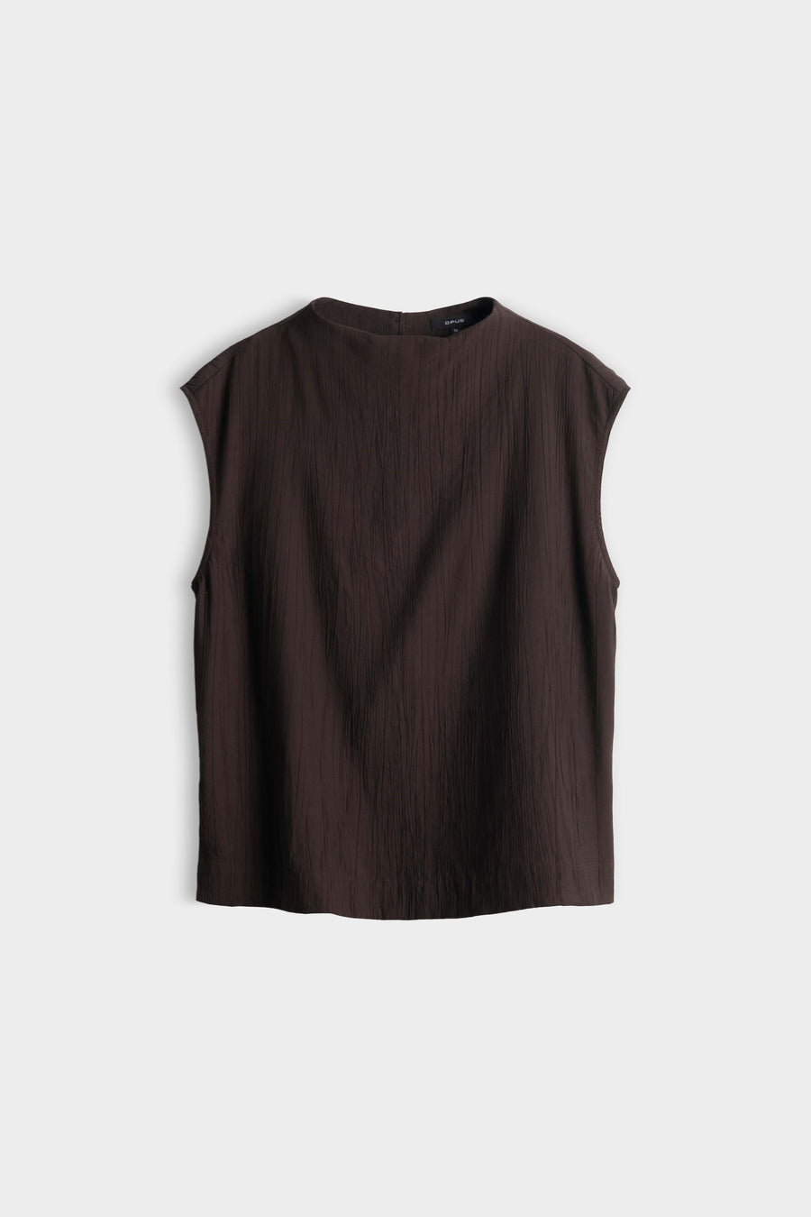 Blouse Focy Affogato van Opus, lichtgewicht crêpe stof met lange mouwen en elegante pasvorm, gedragen door een model.