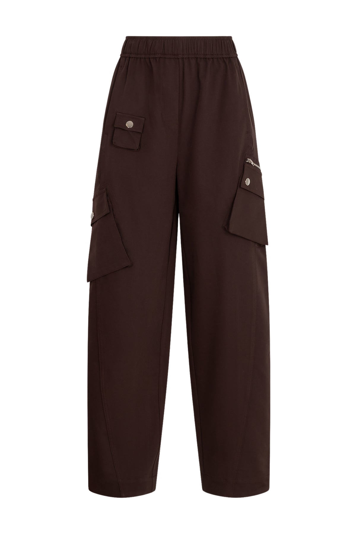 Bruine broek Zorelle van Studio Amaya, getoond in een gedetailleerde close-up met zachte stof en stijlvolle pasvorm.