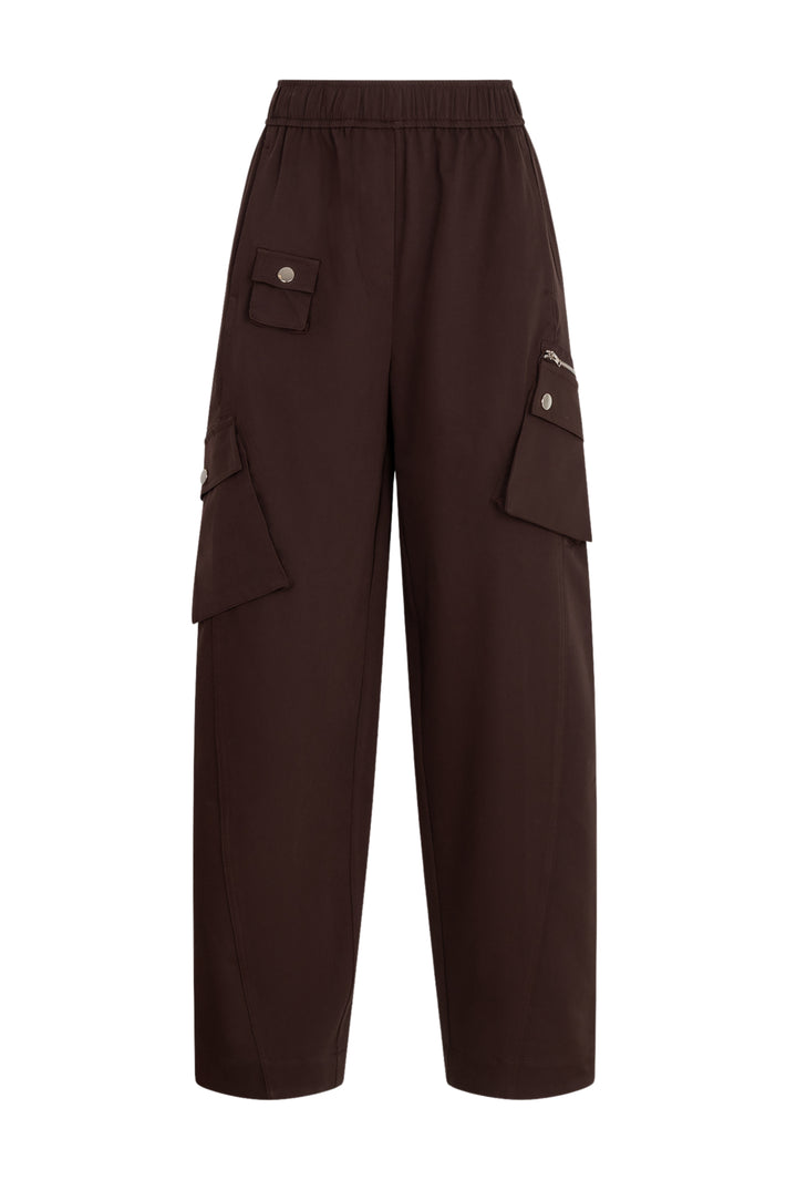 Bruine broek Zorelle van Studio Amaya, getoond in een gedetailleerde close-up met zachte stof en stijlvolle pasvorm.