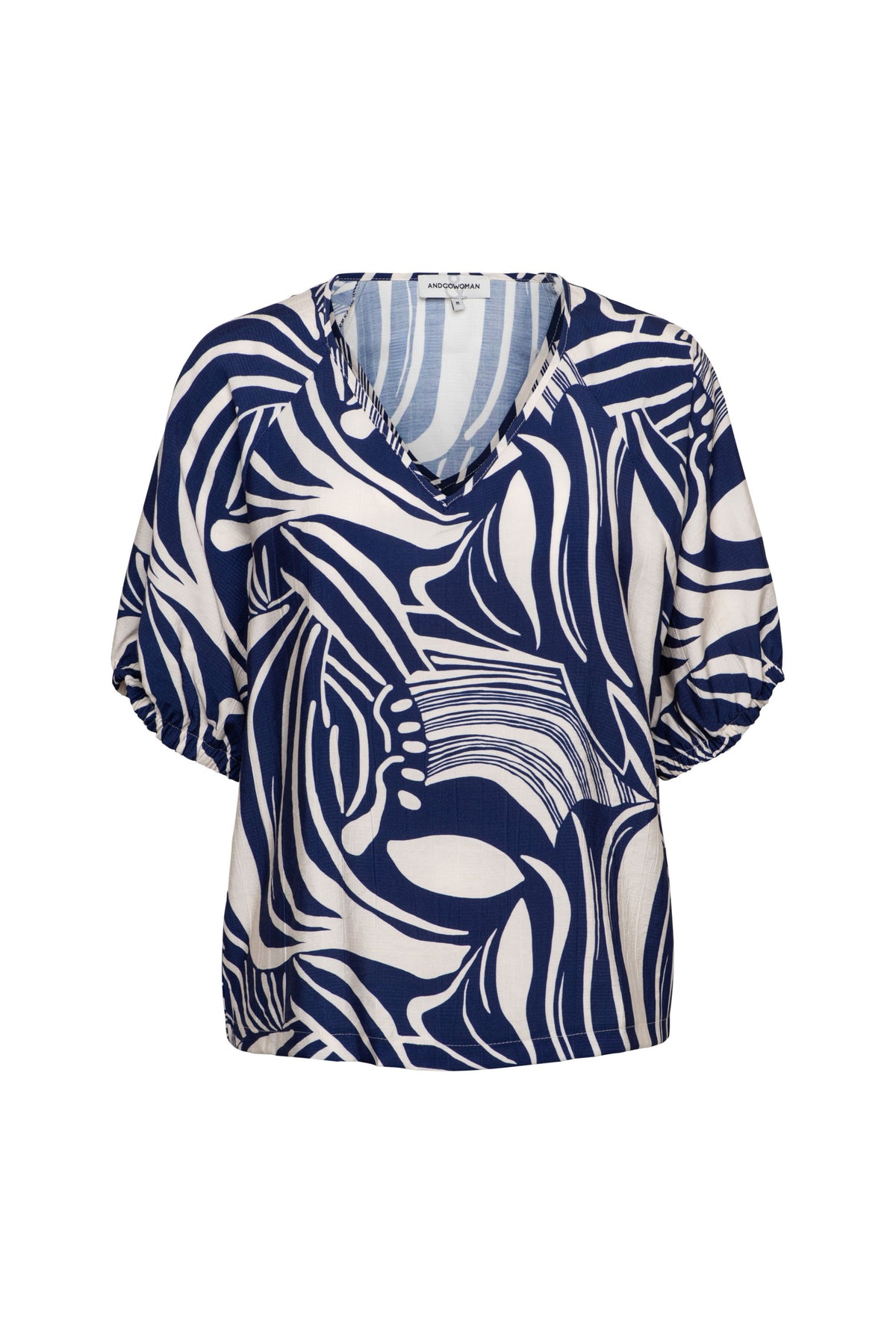 Blauwe multicolor top Amelie Weave van &Co woman, met gedetailleerd patroon en zachte stof, gedragen door een model.