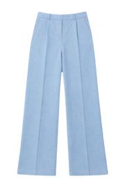 Lichtblauwe Saskia broek van Elvira Casuals, getoond op model met comfortabele pasvorm en stijlvolle details.