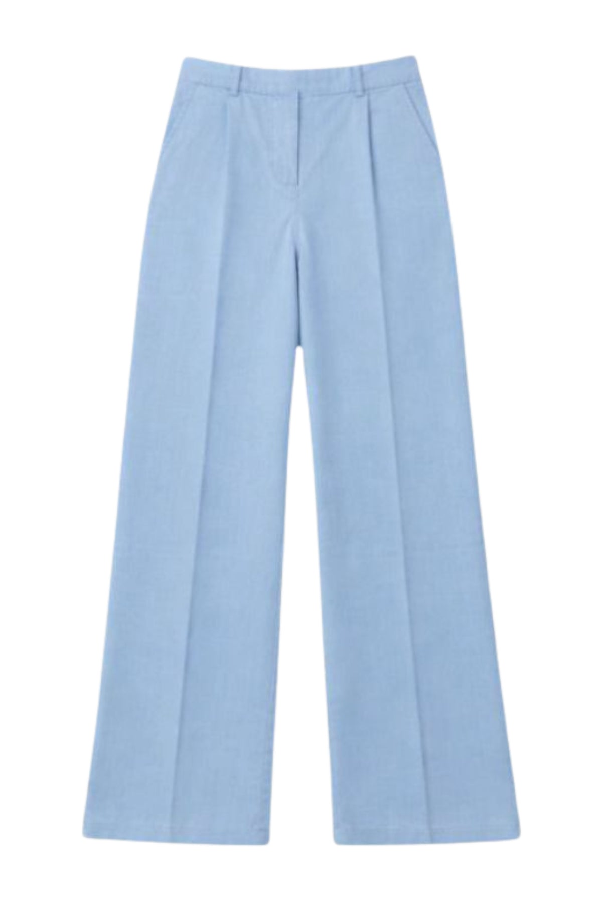 Lichtblauwe Saskia broek van Elvira Casuals, getoond op model met comfortabele pasvorm en stijlvolle details.