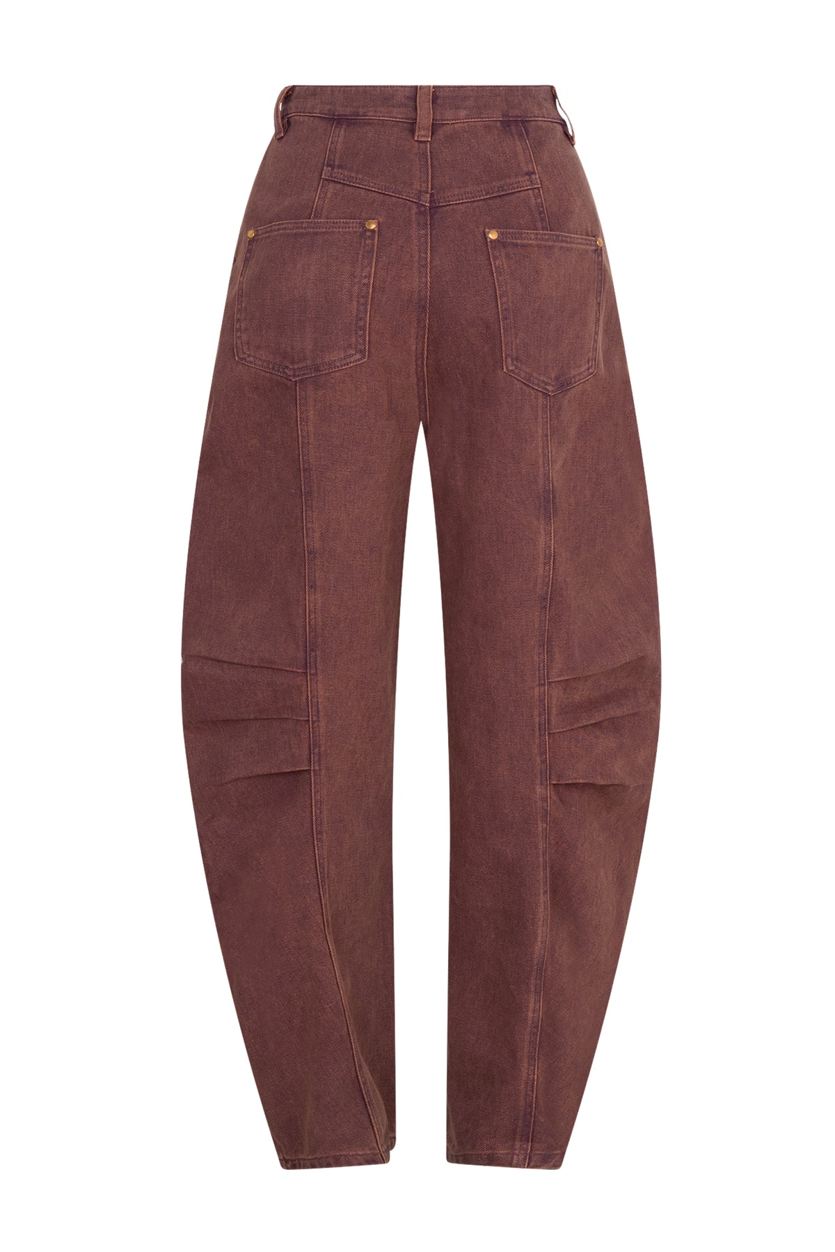 Studio Amaya Rift Bordeaux broek met rechte pasvorm en zijzakken, getoond in een close-up op de afbeelding.