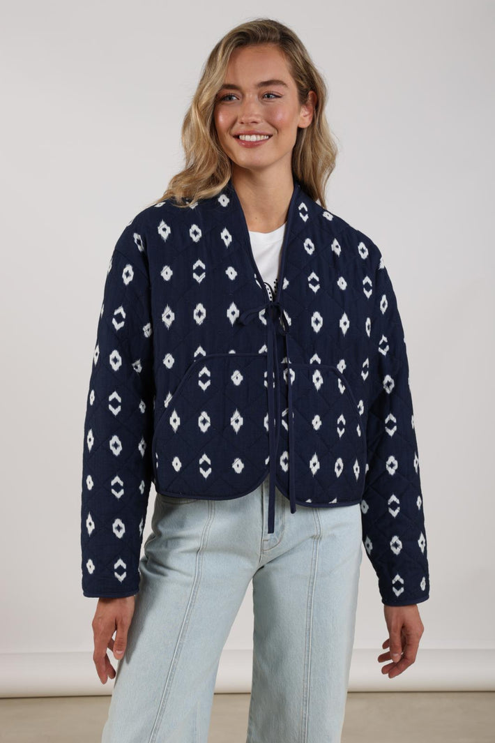 Nukus Jolie Navy vest voor dames, comfortabele donkerblauwe vest met knopen en ronde hals, casual en stijlvol.