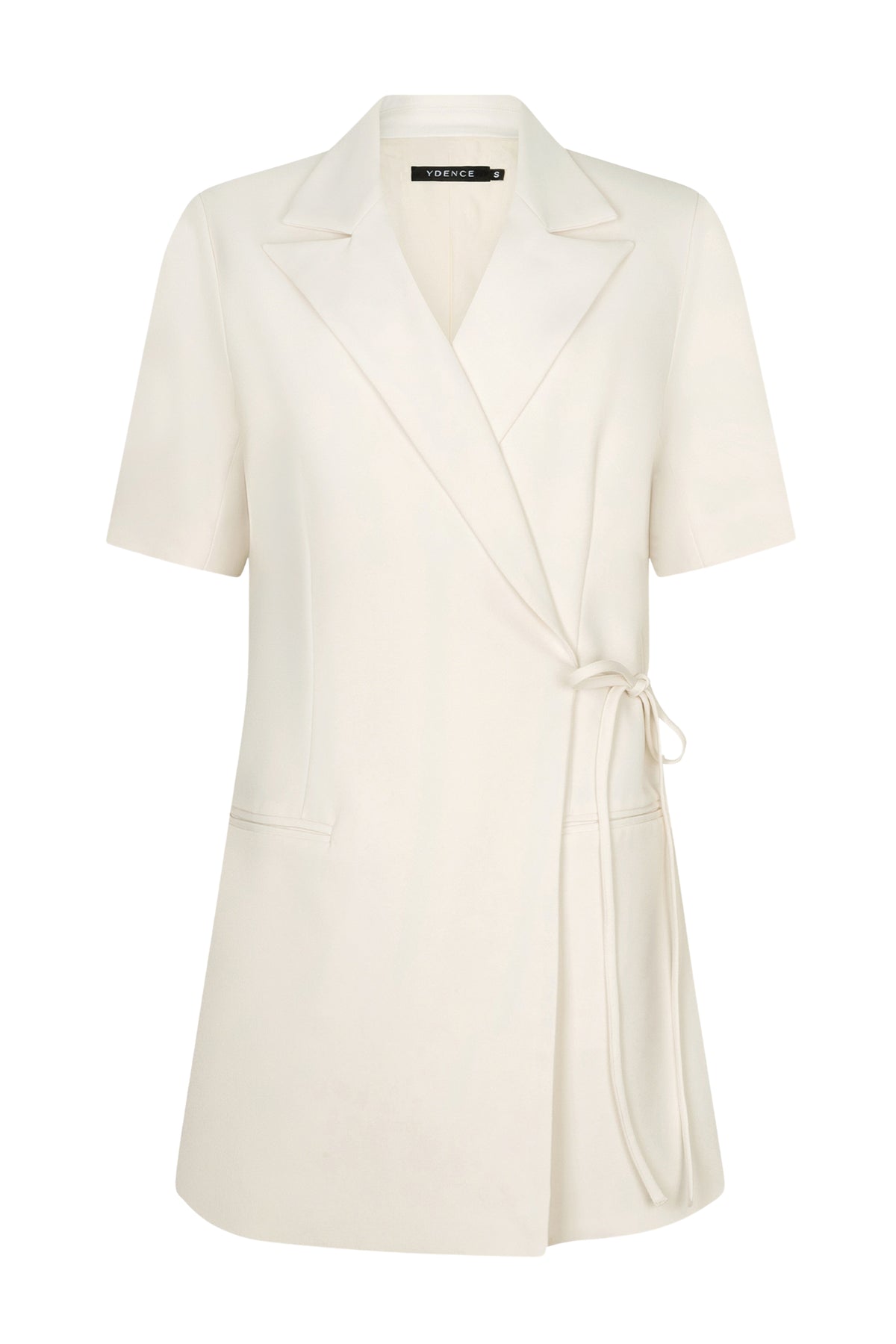 Ecru jurk Hazel van Ydence met elegante snit en zachte stoffen, gedragen door een model met lange mouwen en V-hals.