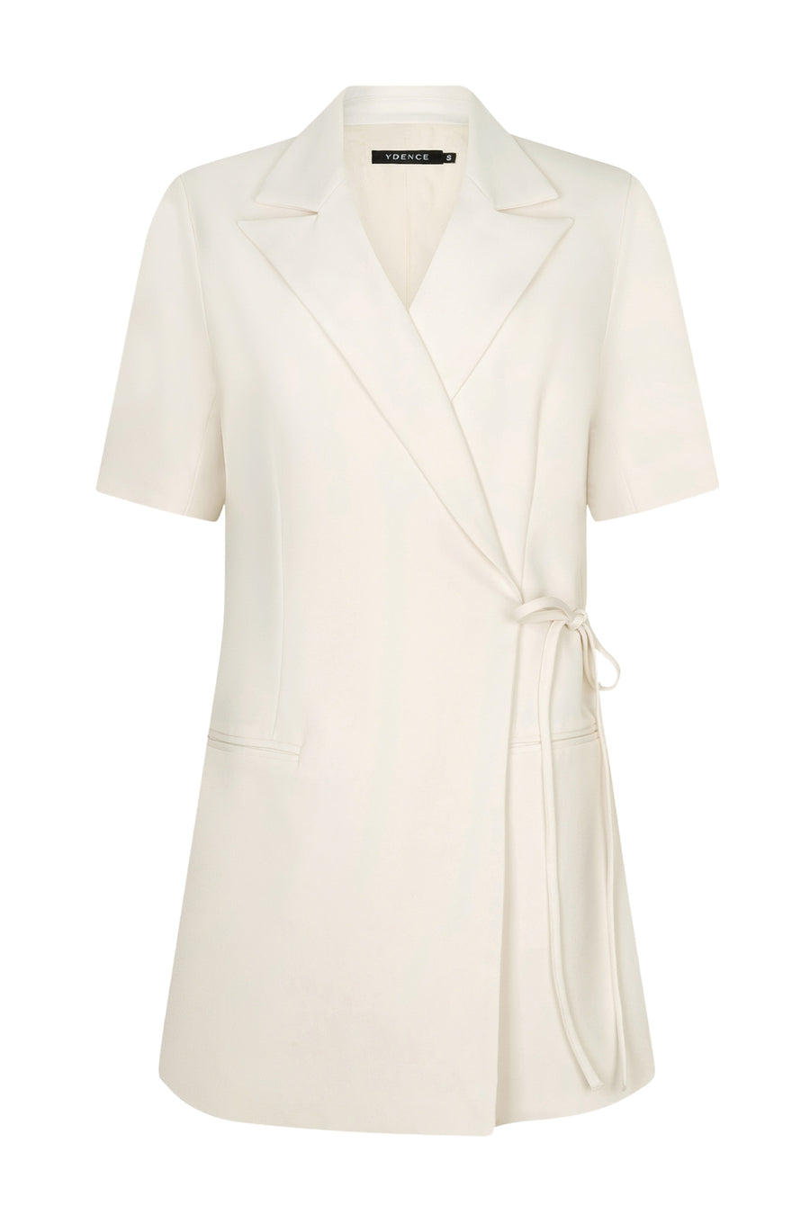 Ecru jurk Hazel van Ydence met elegante snit en zachte stoffen, gedragen door een model met lange mouwen en V-hals.