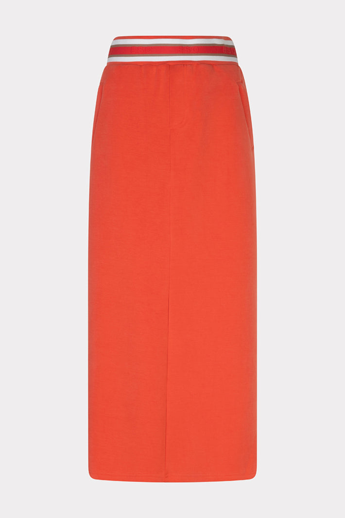 Lange rok van EsQualo, wide fit, modaal materiaal in chili rood, met vloeiende pasvorm en elegante uitstraling.