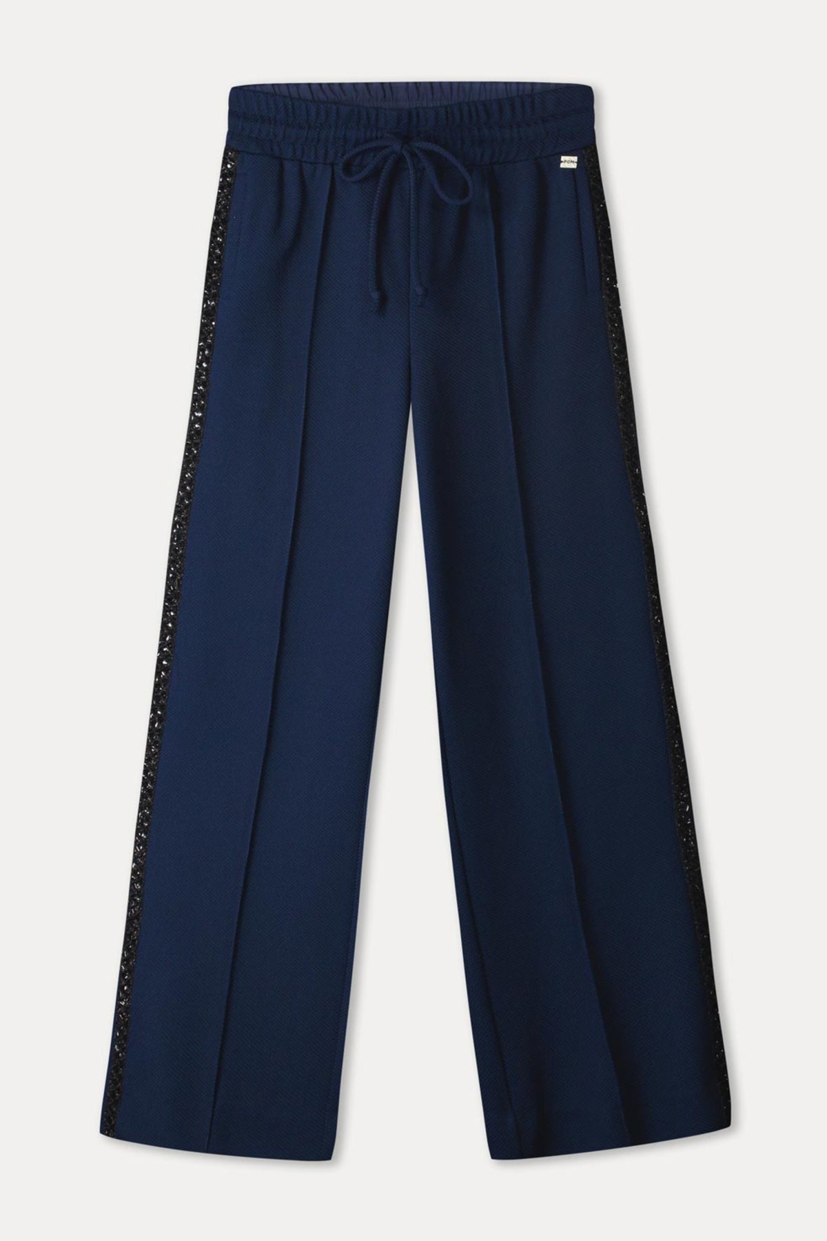 POM Amsterdam Leah Eternal Blue broek met rechte pasvorm en elastische taille, getoond op een model.