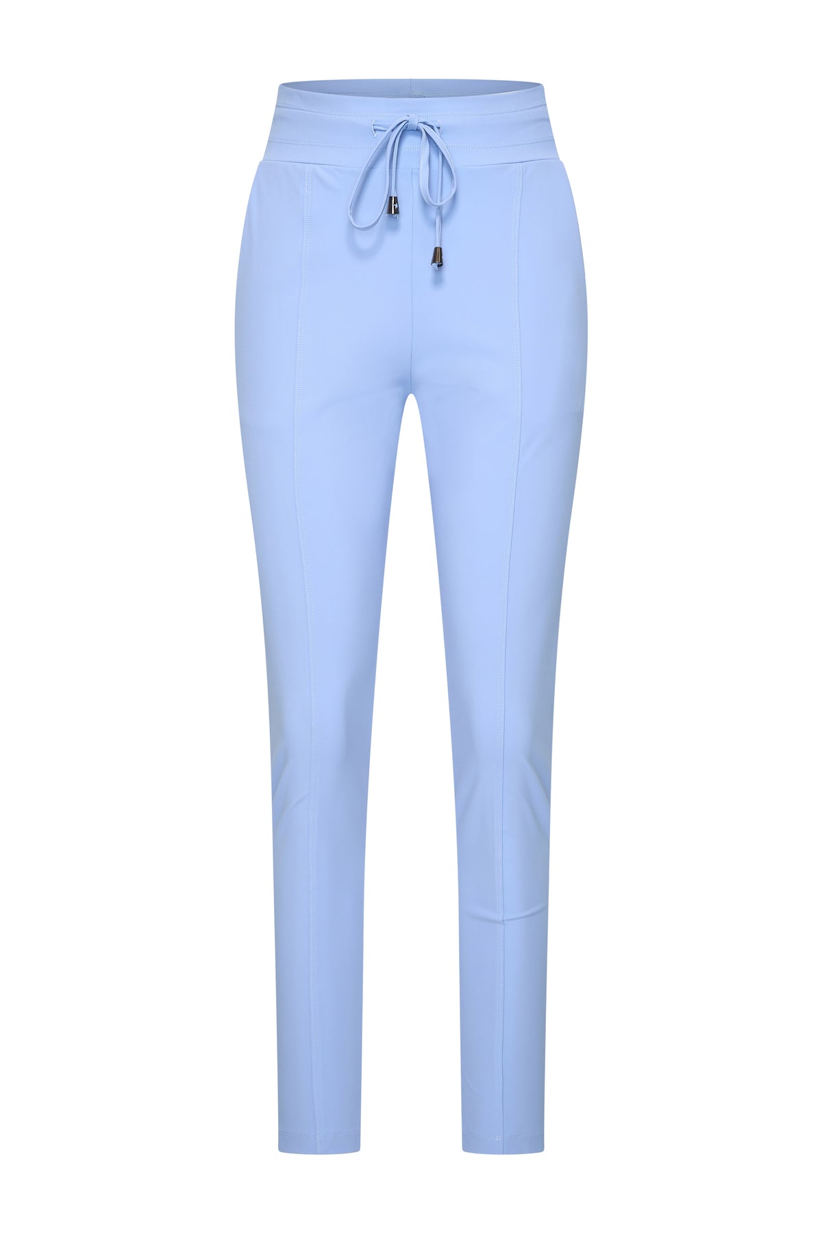 Lichte reisbroek van Mi Piace in lavendelblauw, met comfortabele pasvorm en duurzame stoffen, geschikt voor reizen en casual dragen.