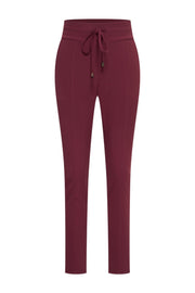 Bonded Travel broek van Mi Piace in burgundy, met comfortabele pasvorm en eenvoudige stijl, zichtbaar in de afbeelding.