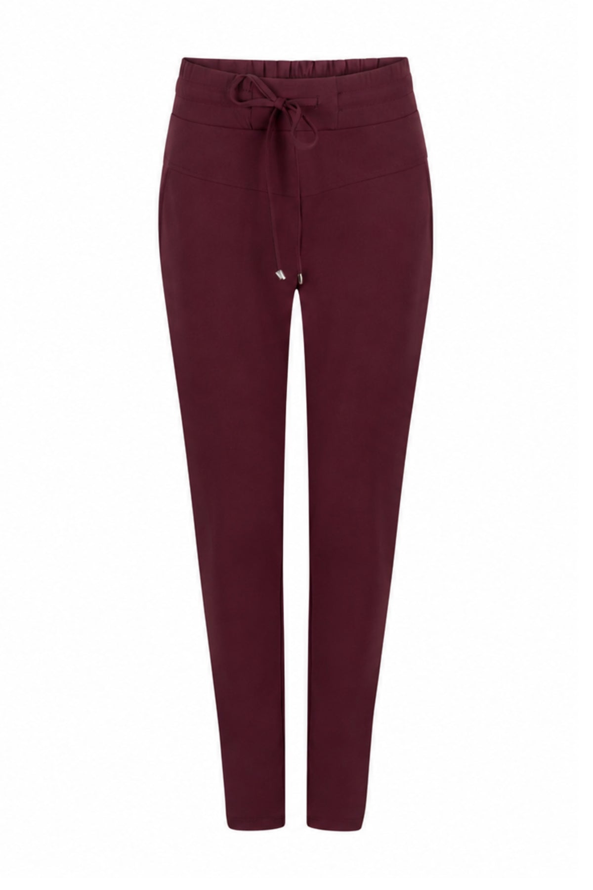 Zoso Travel Broek Amber Bordeaux, comfortabele damesbroek van lichtgewicht stof in bordeauxrood, geschikt voor reizen en casual.