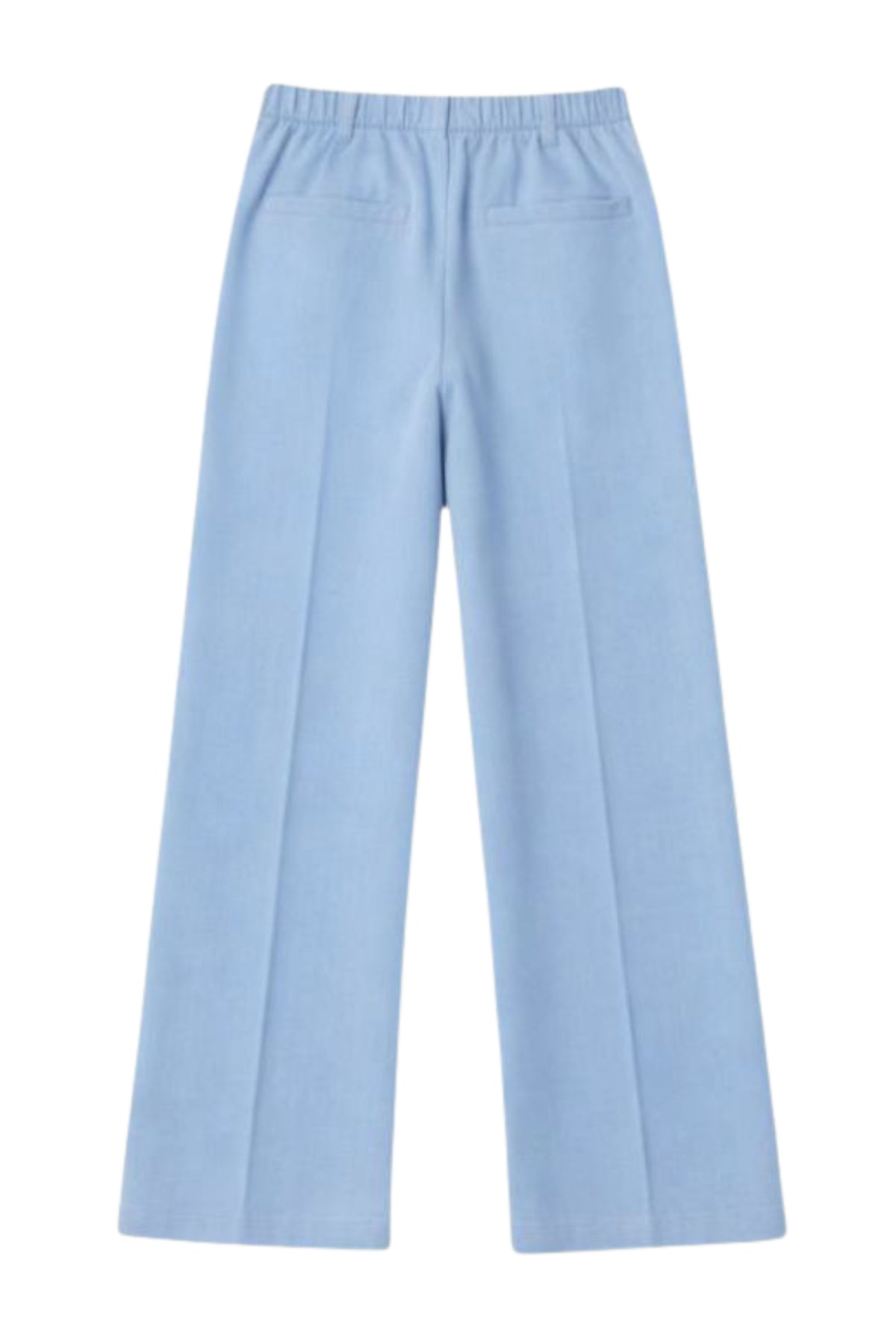Lichtblauwe broek Saskia van Elvira Casuals met rechte snit en elastische taille, gedragen door een model in een rustige setting.