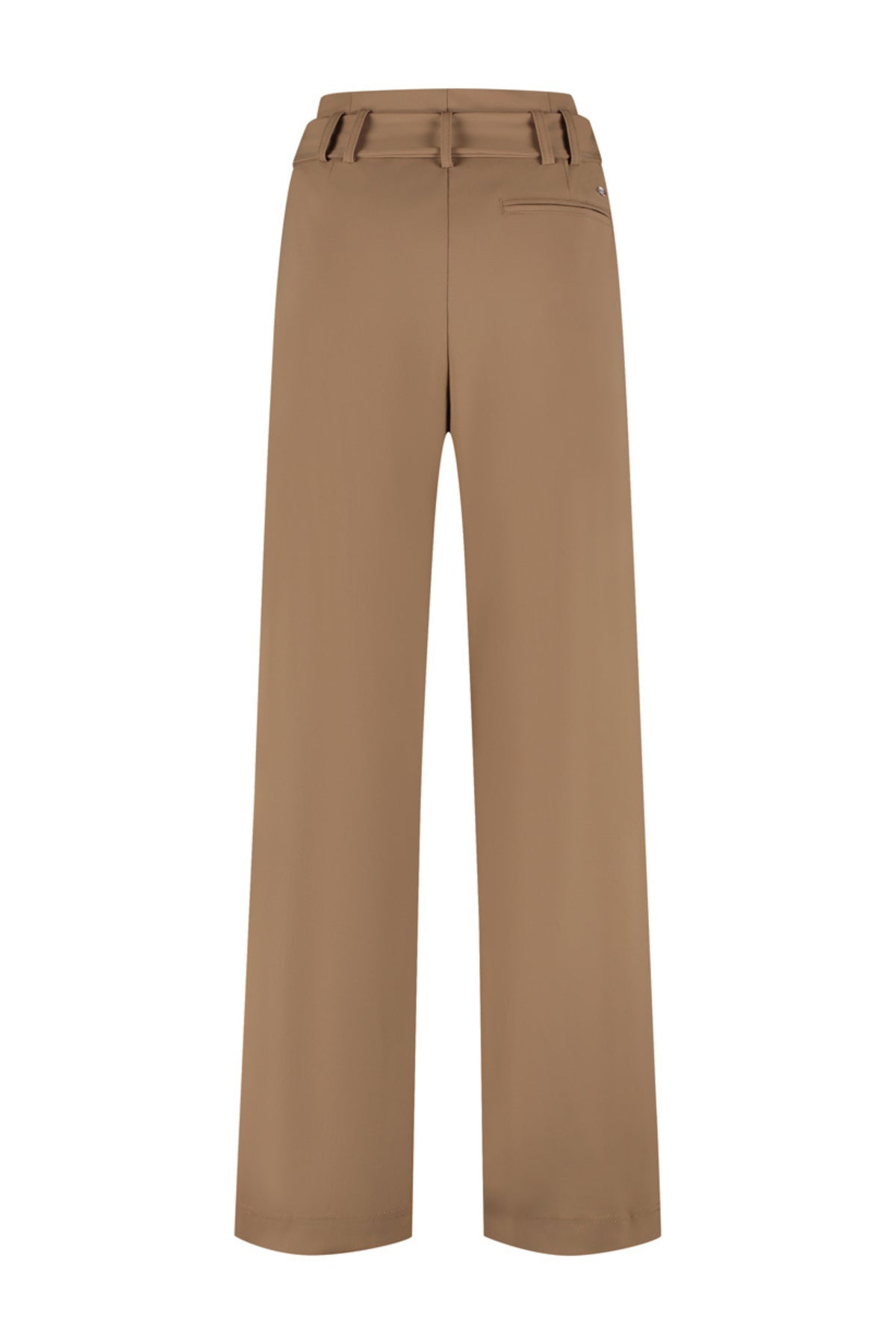 Lady Day reisbroek Steph in mocha kleur, comfortabele pasvorm en stijlvolle uitstraling, geschikt voor reizen en casual draagmomenten.