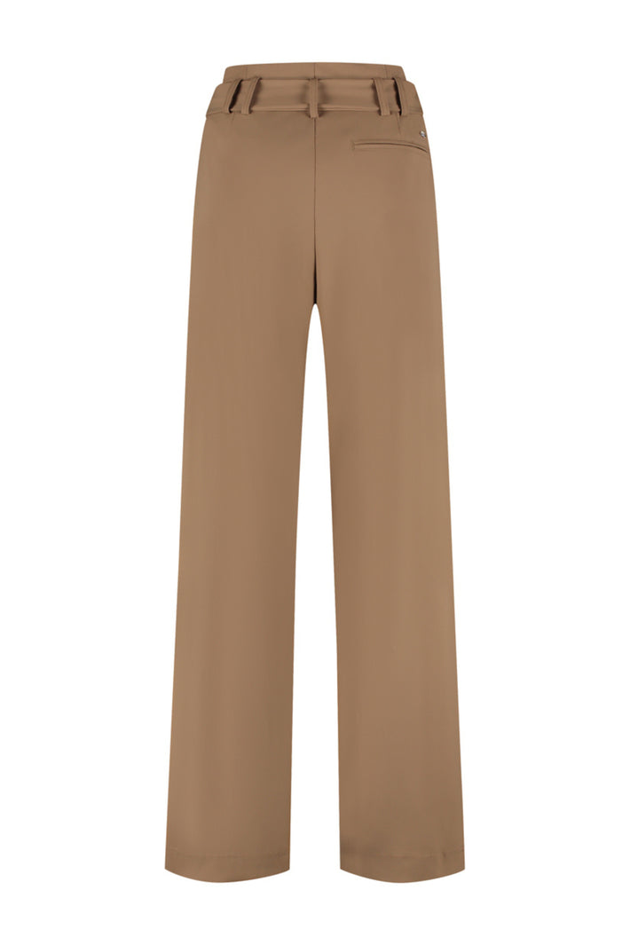 Lady Day reisbroek Steph in mocha kleur, comfortabele pasvorm en stijlvolle uitstraling, geschikt voor reizen en casual draagmomenten.
