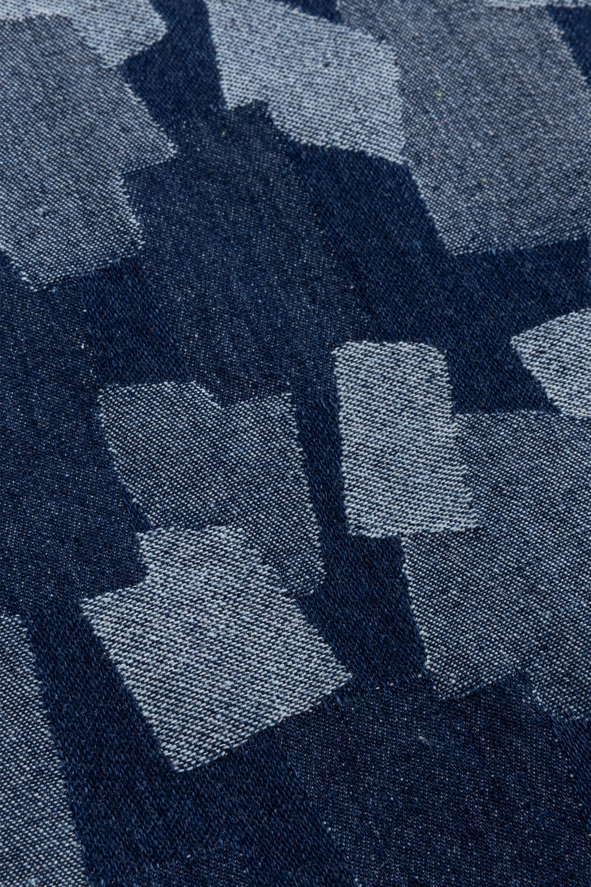 Studio Amaya All Day Multi Print jeans met kleurrijk patroon en denim textuur, close-up van de broek met gedetailleerde print.