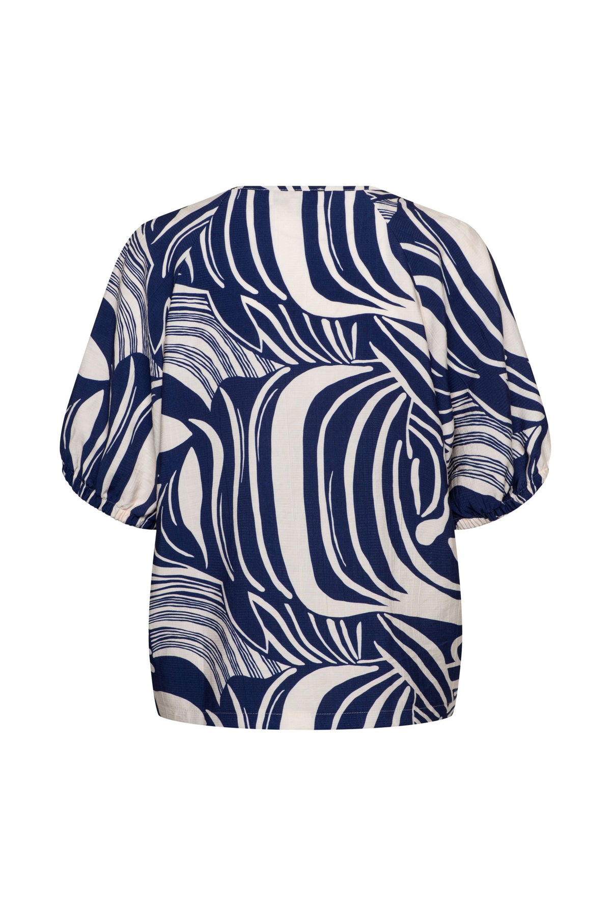 Kledingstuk van &Co woman, Amelie Weave Top in blauw met multicolor details, getoond in close-up op model.