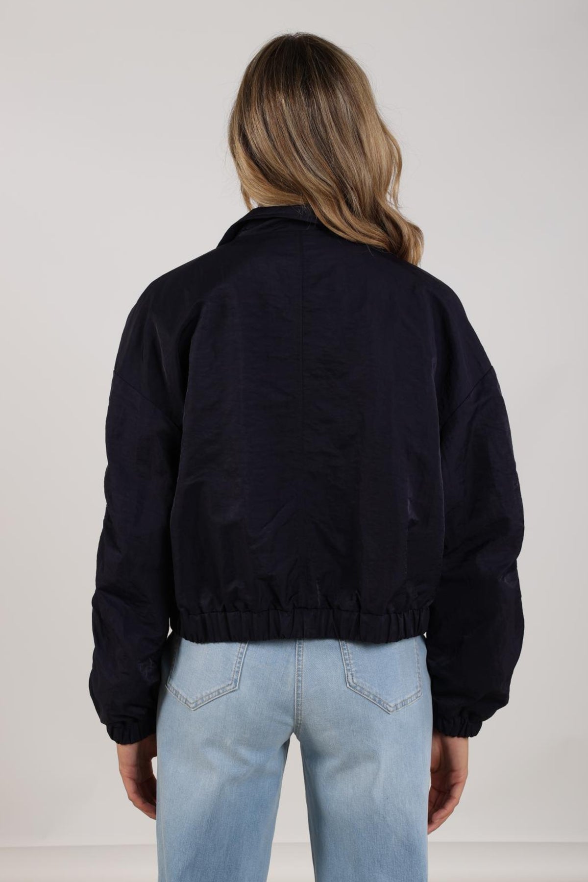 Nukus Jaimy navy winterjas voor dames met capuchon en ritssluiting, geschikt voor koud weer en stijlvolle uitstraling.