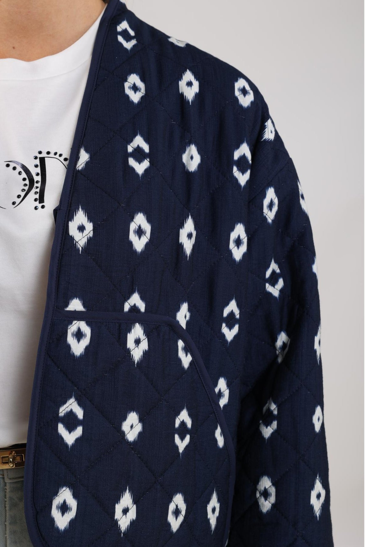 Nukus Jolie Navy vest voor dames, donkerblauw met comfortabele pasvorm, te zien op de afbeelding.