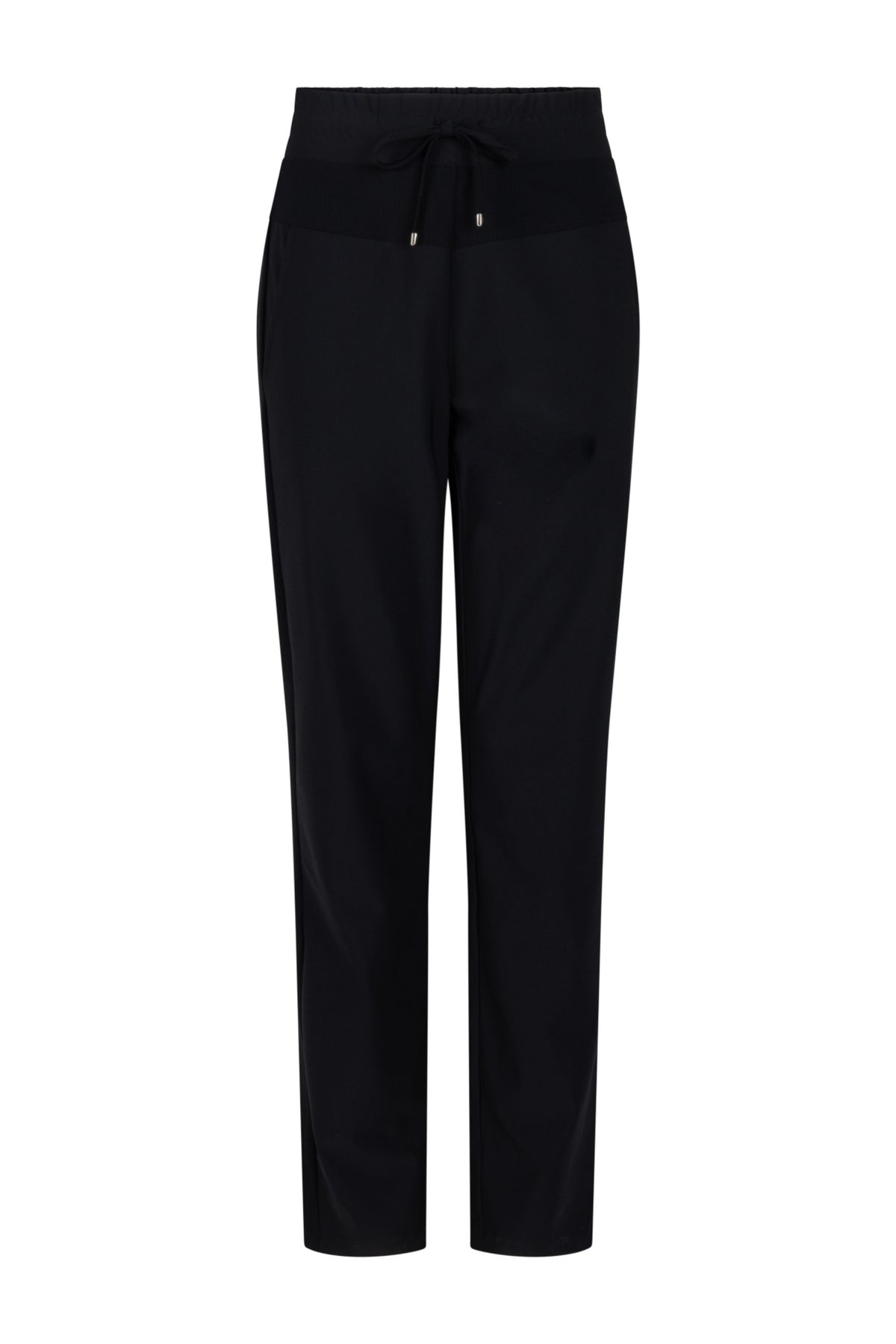 Zoso Jantine zwarte reisbroek met comfortabele pasvorm en elastische taille, geschikt voor reizen en ontspannen gelegenheden.