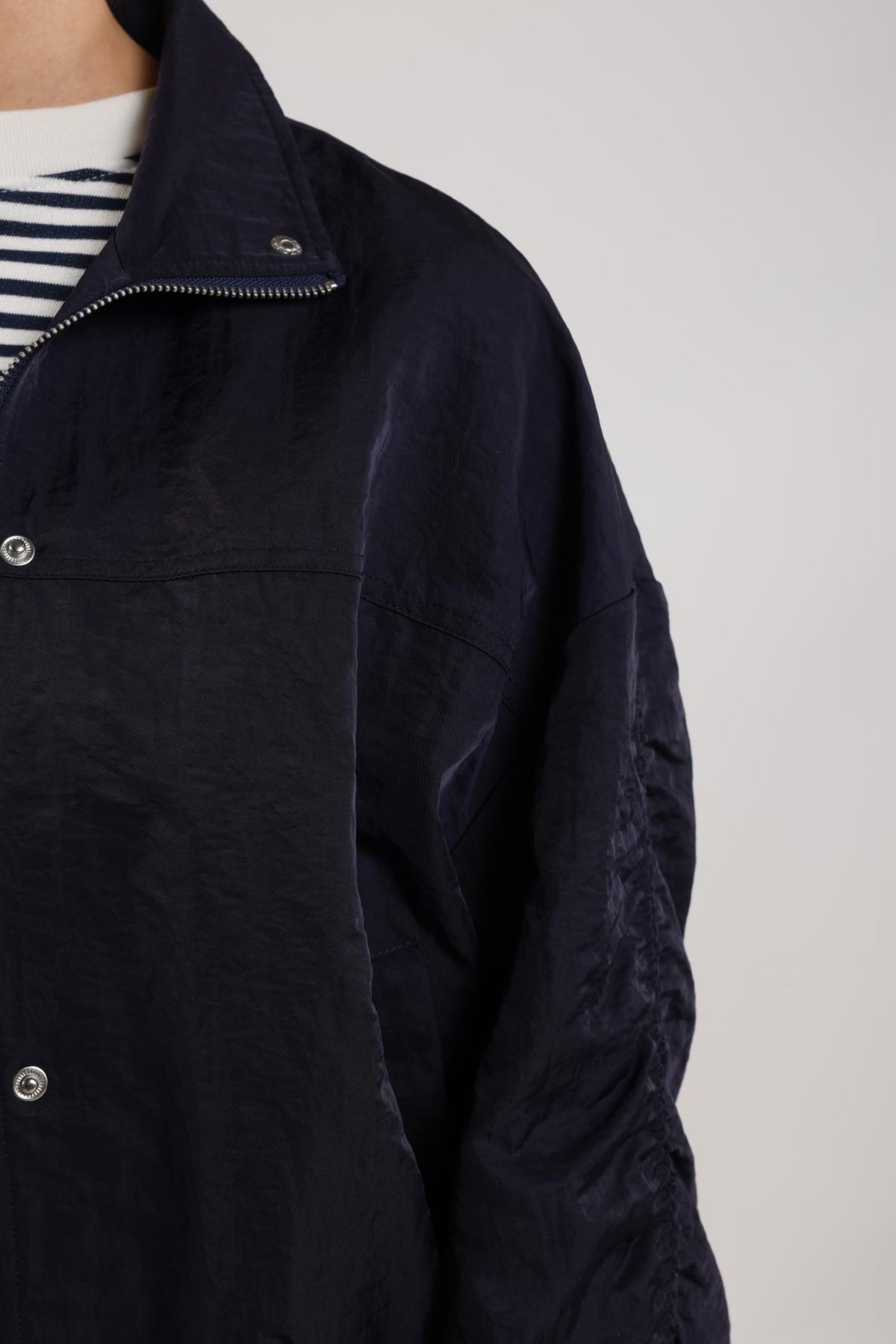 Navy blauwe Nukus Jaimy jas met capuchon en ritssluiting voor dames, zichtbaar in de afbeelding.
