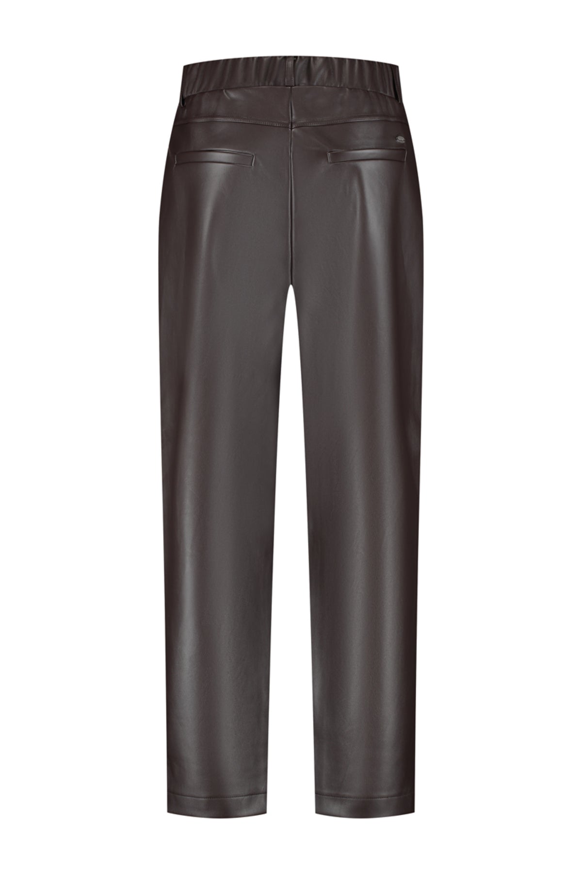Lady Day broek Idina donkerbruin met rechte pasvorm en elastische taille, zichtbaar op een model op de foto.