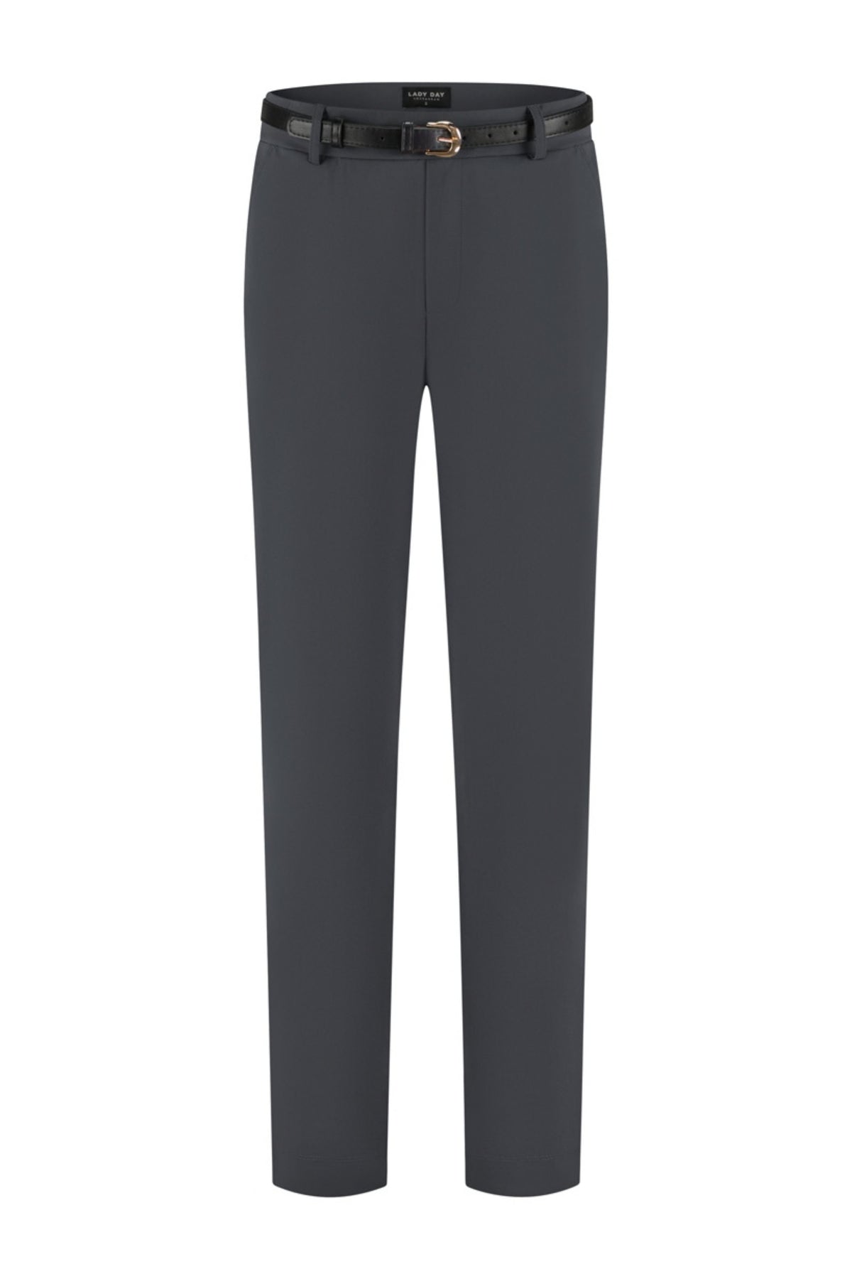 Lady Day Travel Broek Scout Smokey met praktische pasvorm en comfortabele stof, zichtbaar in de afbeelding.