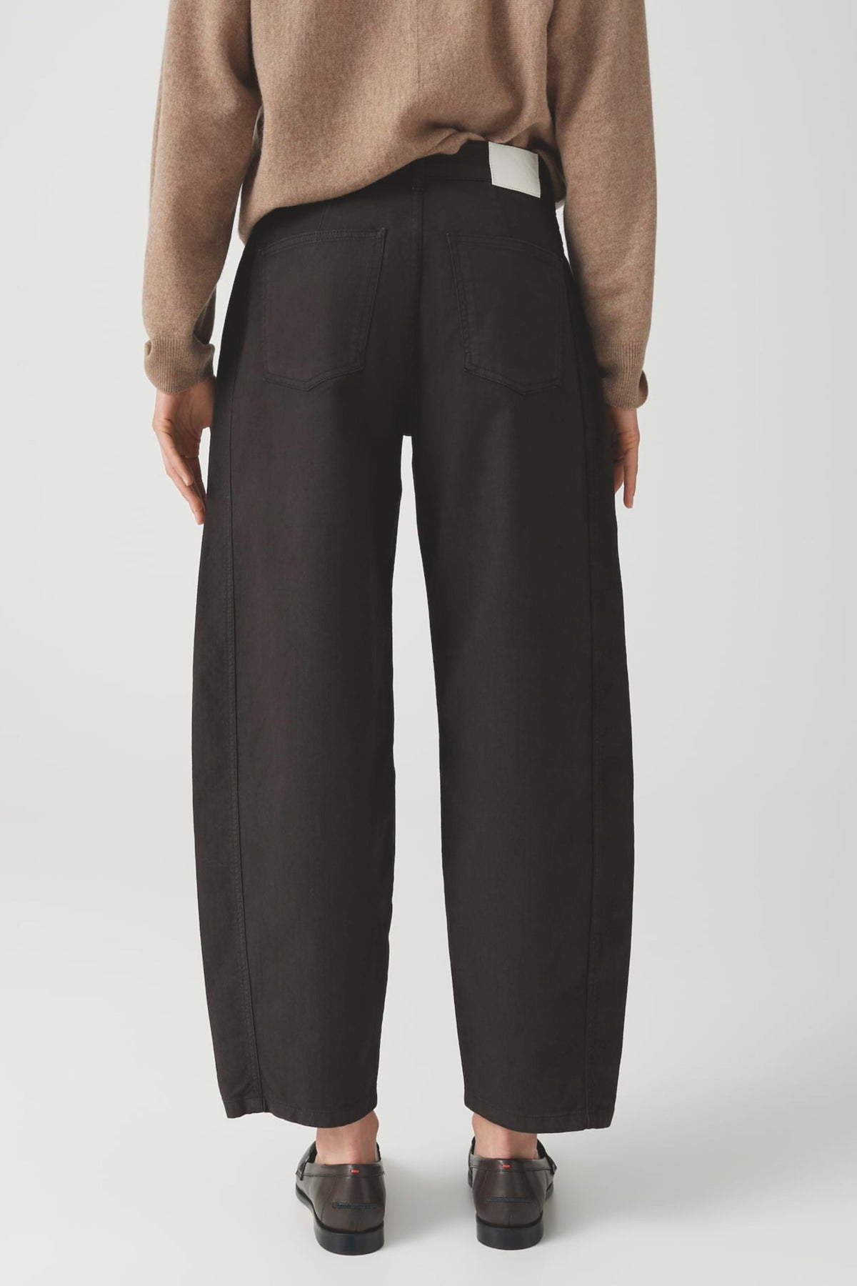Lissie Bolde Affogato broek van Opus, getailleerd model met elastische tailleband en stijlvolle details, in een neutrale kleur