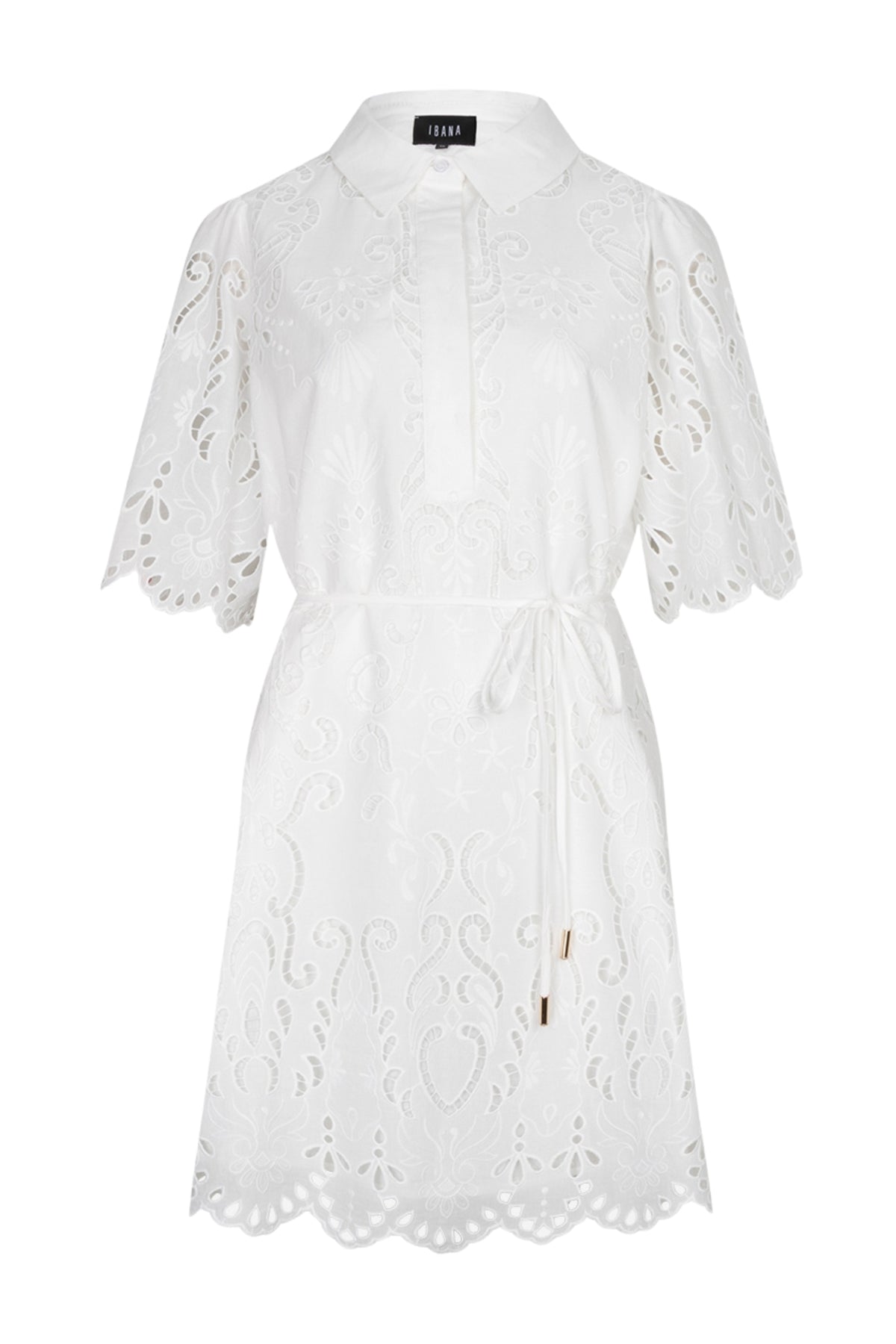 Lichte witte jurk Danya Perla van Ibana met vloeiende stof en elegante snit, gedragen door een model.