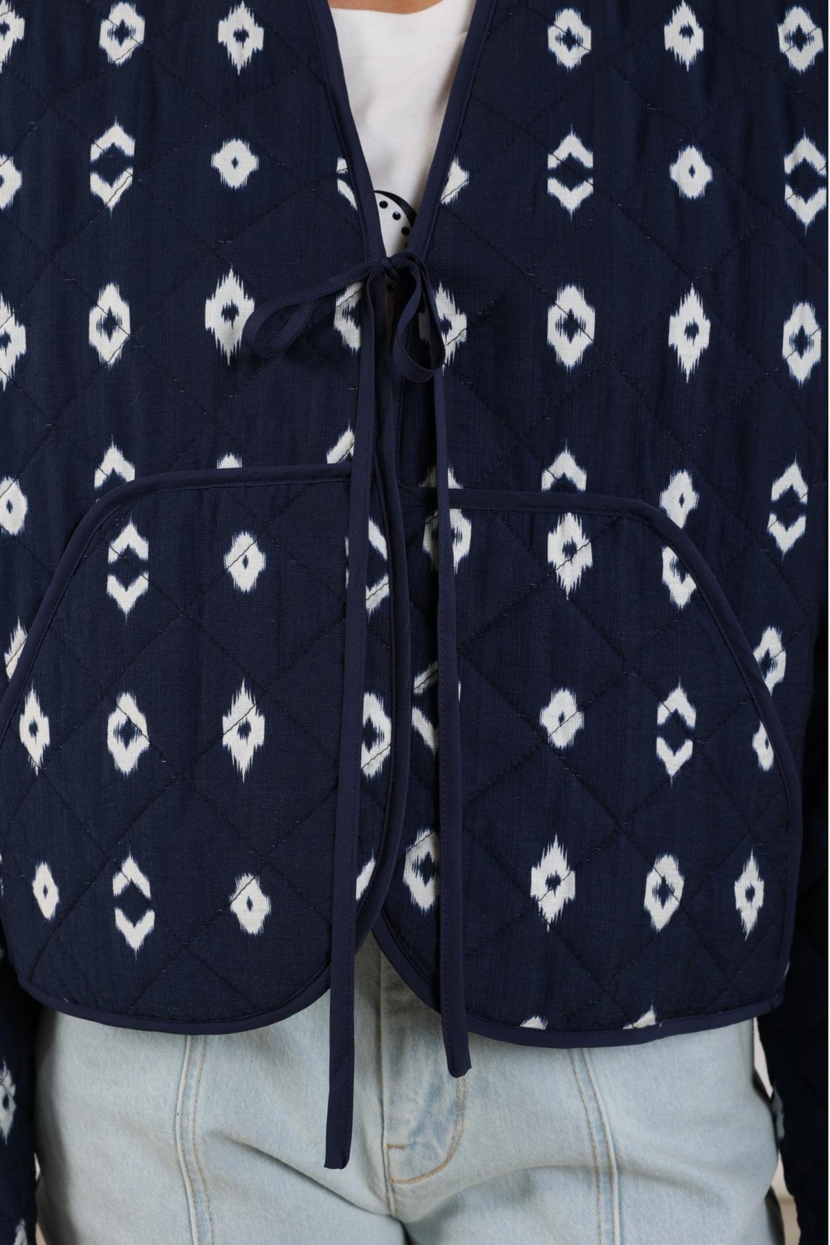 Navy blauwe vest Jolie van Nukus, zachte stof, met knopen en ribboorden, voor dames.