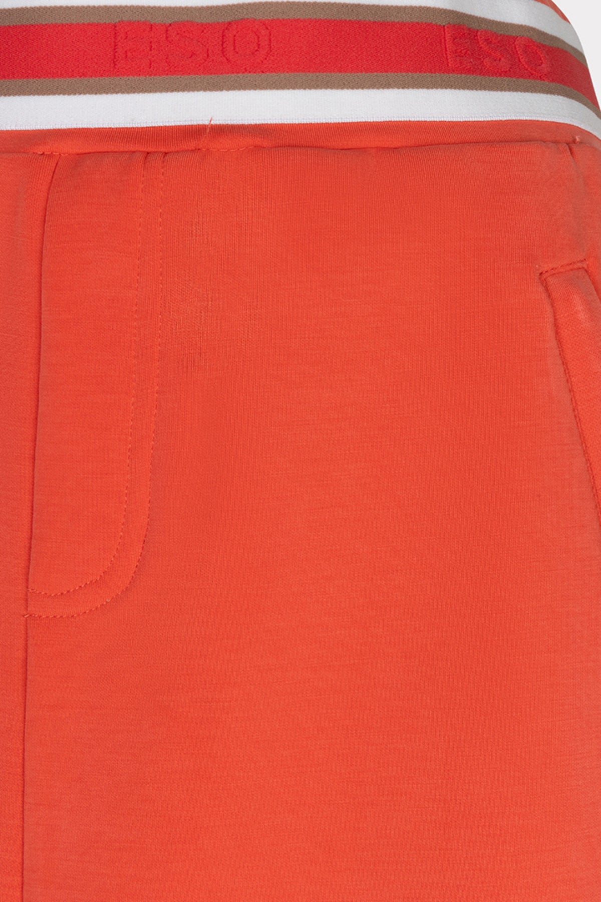 Lange rok van EsQualo in Chili Red met wijde pasvorm en modal stof, geschikt voor elegante en casual outfits.