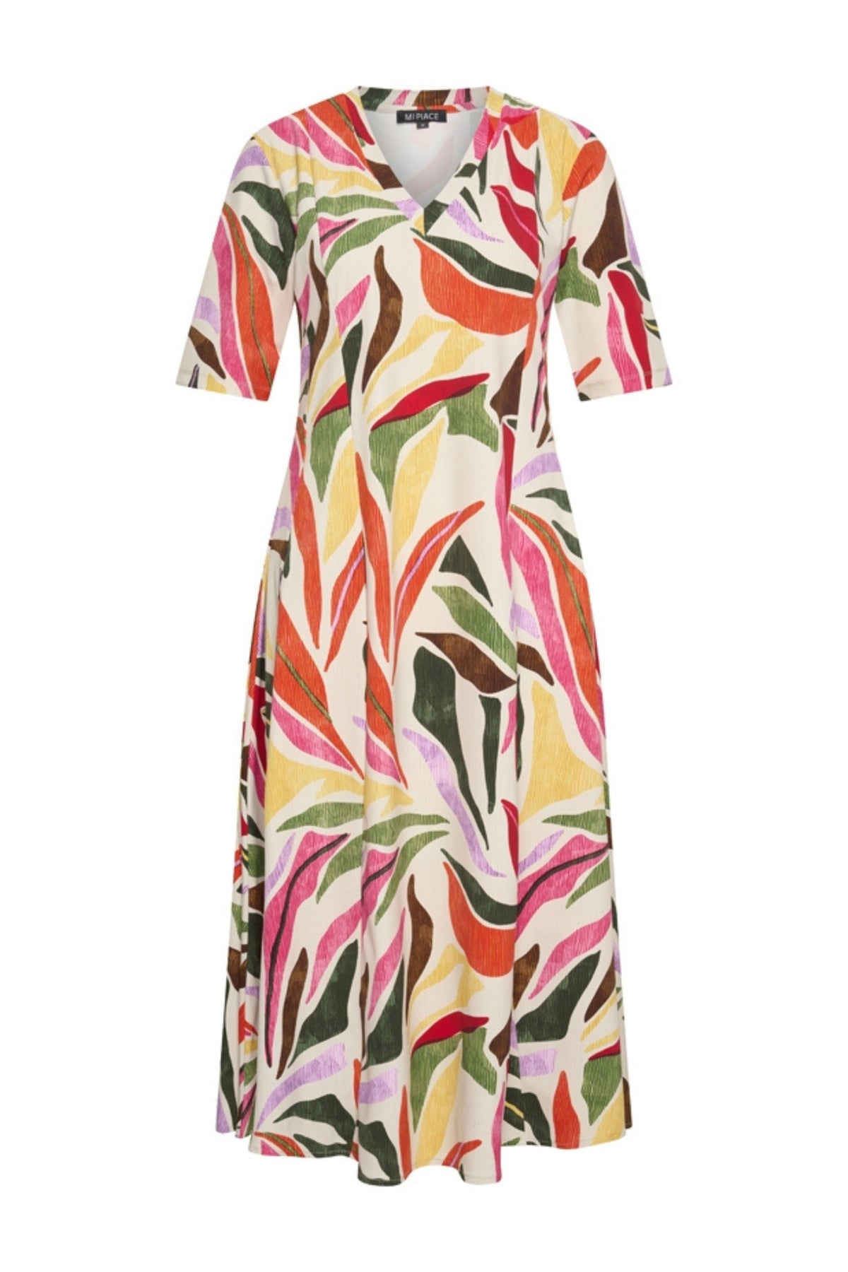 Luchtige zomerse jurk van Mi Piace met bladprint, perfect voor reizen en warm weer, met een losse pasvorm en kleurrijk design