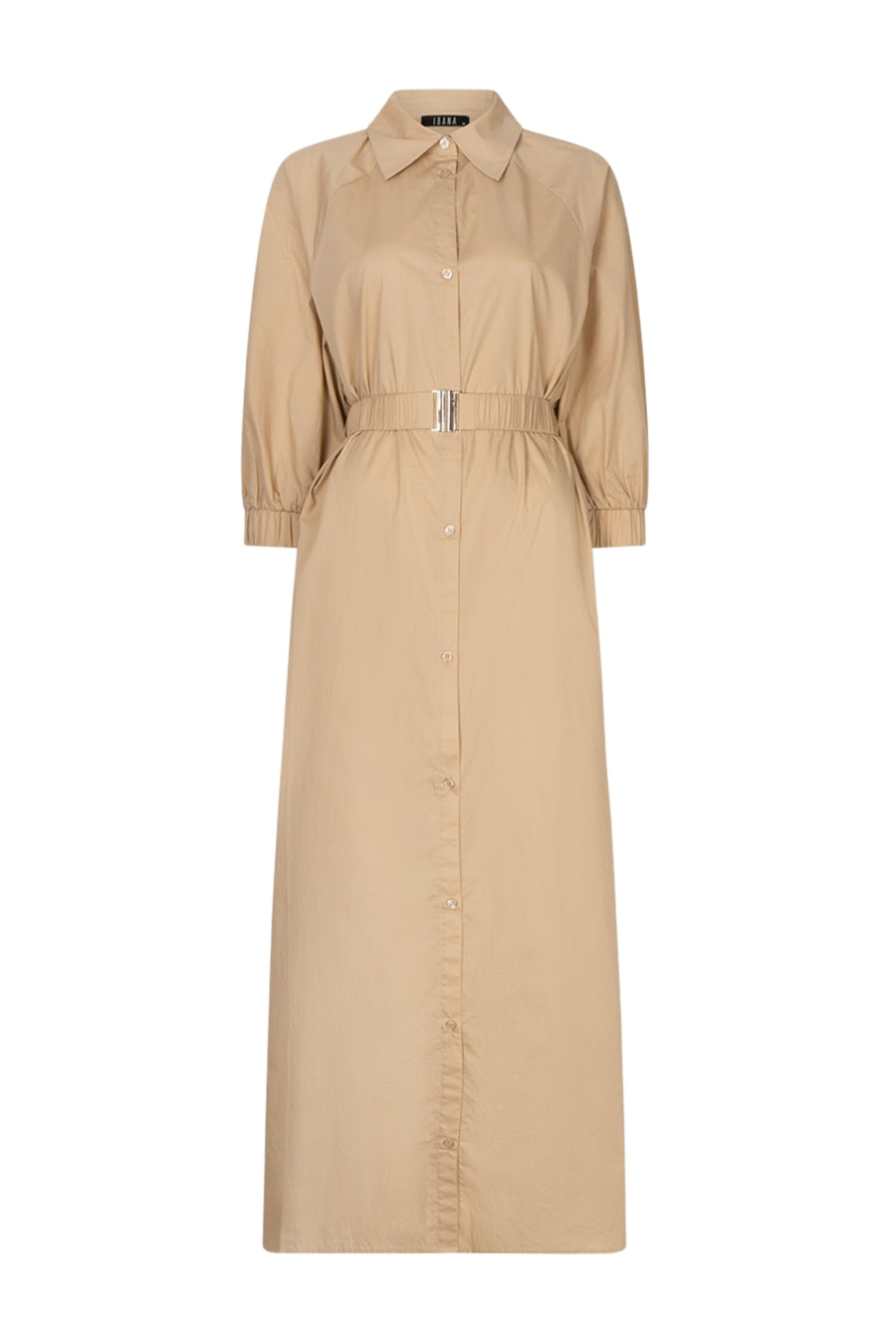 Beige Danique Ostra jurk van Ibana met vloeiende stof en elegante snit, gedragen door een model op een witte achtergrond.