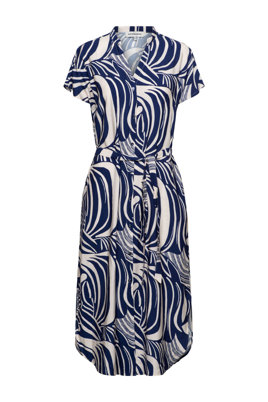 Liva Weave blauwe multi jurk van &Co woman, met een bloemenpatroon en vloeiende stof, gedragen door een model.