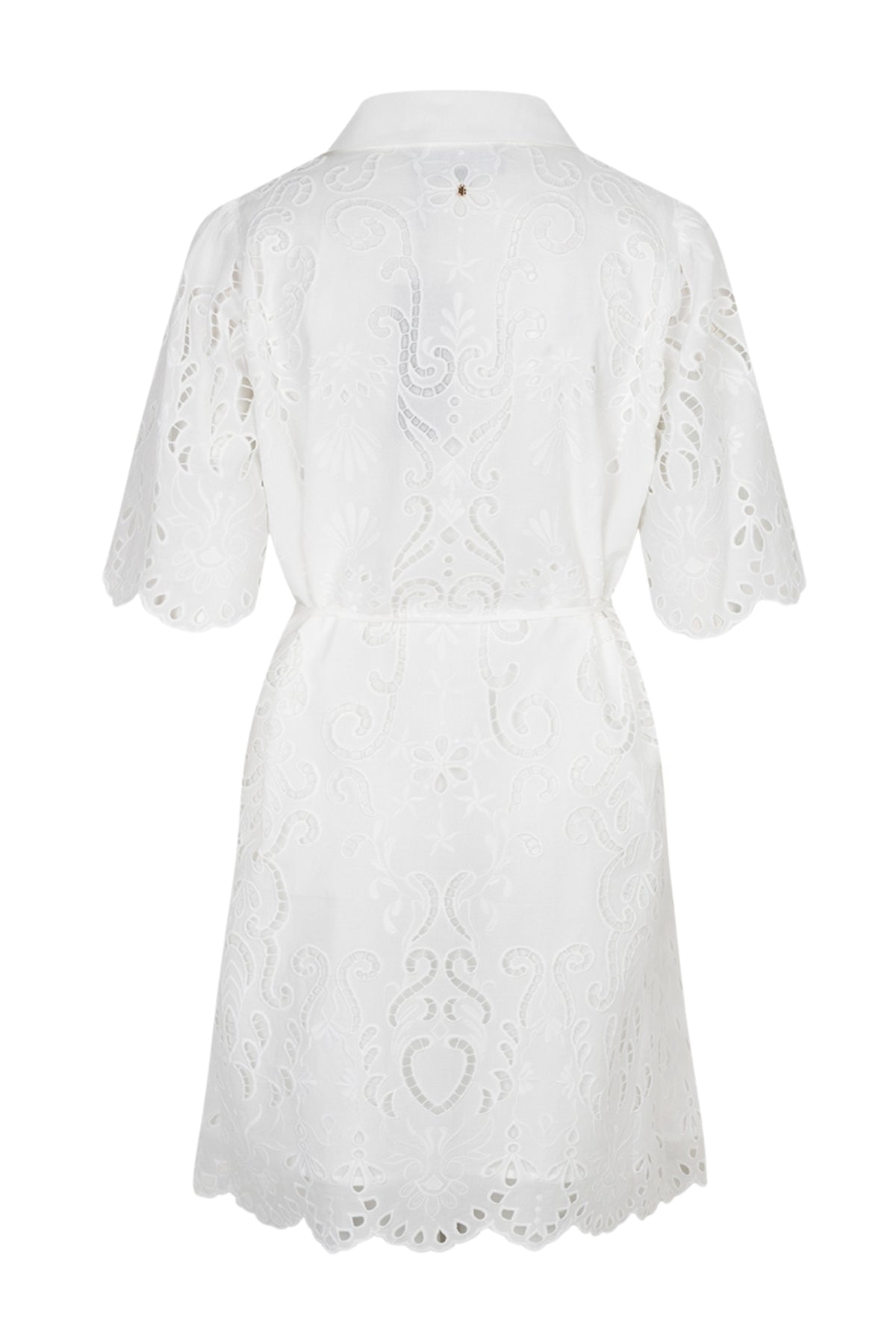Witte jurk Danya Perla van Ibana, met elegante pasvorm en zachte stoffen, gedragen door een model.