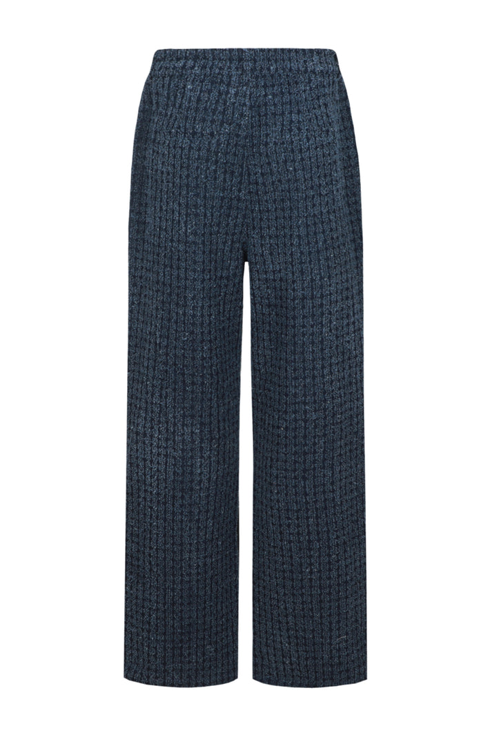Donkere blauwe G-maxx Keeva denim jeans met rechte snit en klassieke vijfzakken, zichtbaar op de afbeelding.