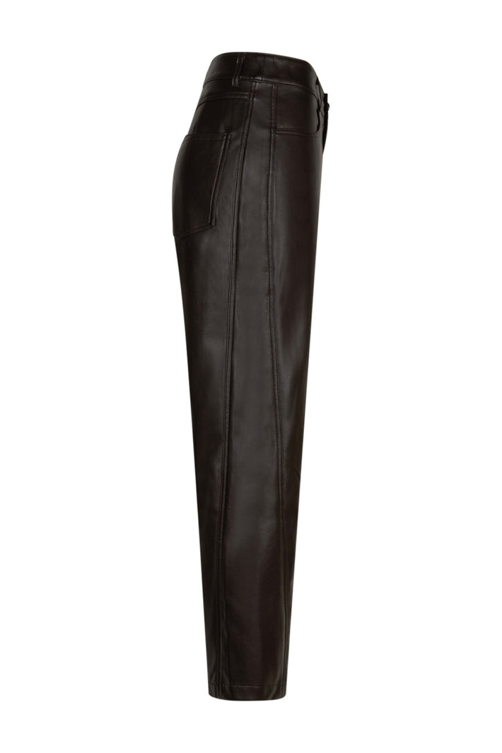 Red Button Caitlina faux leren broek met pasvorm L28presso, getoond in de afbeelding op een model, zwart en modieus.