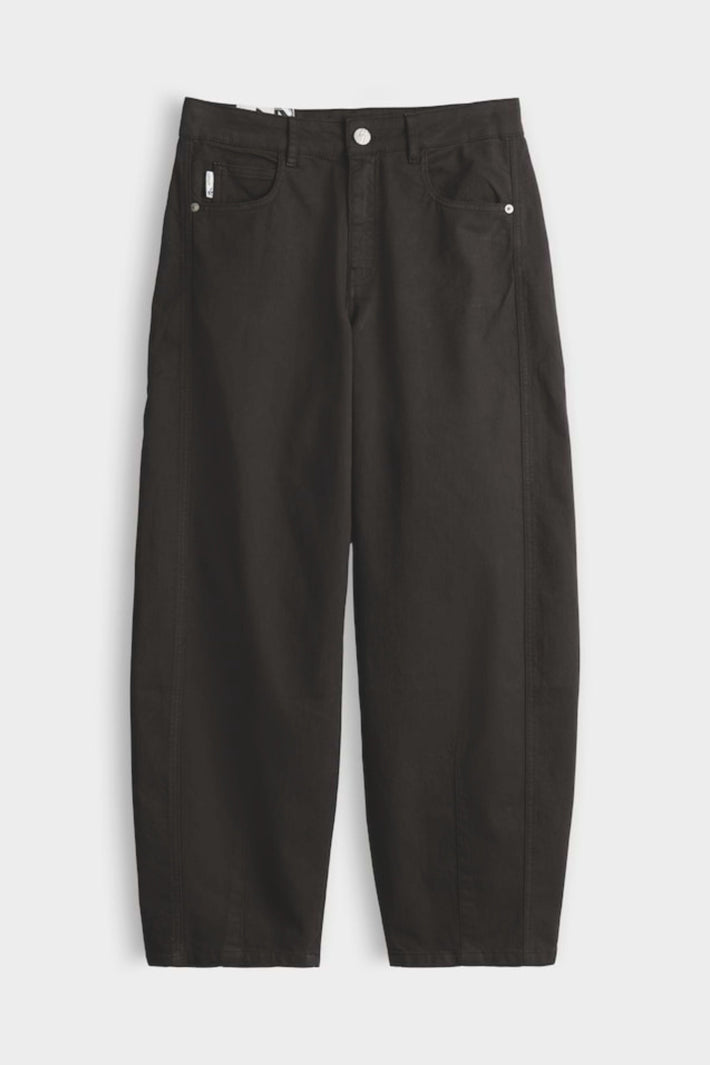 Lissie Bolde Affogato broek van Opus, rechte pasvorm, lichte stof en elastische taille, gedragen door een model.