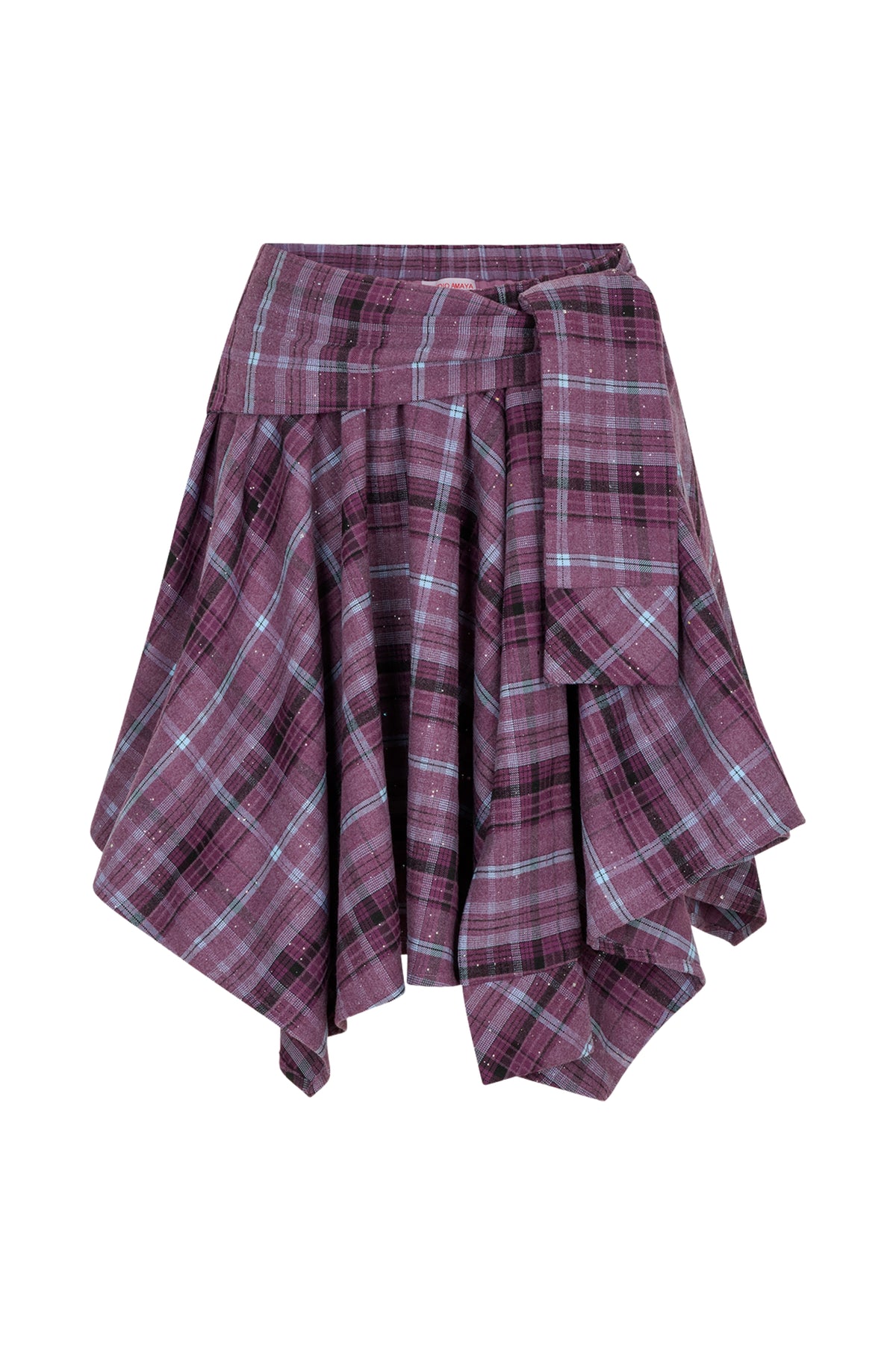 Lila Iria Rok van Studio Amaya met elegante snit en vloeiende stof, gedragen door een model op een neutrale achtergrond.