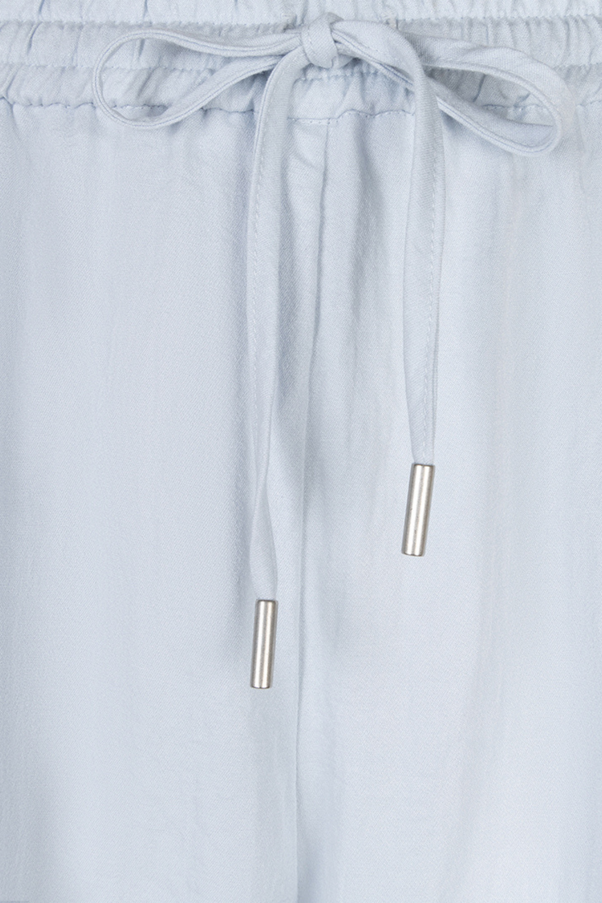 Lichte blauwe elastische broek met fijne crinkle-textuur van EsQualo, zichtbaar in de afbeelding.