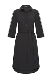 Zwarte travel jurk van Mi Piace met tape details, casual en comfortabel, gedragen door een model in een zomerse setting