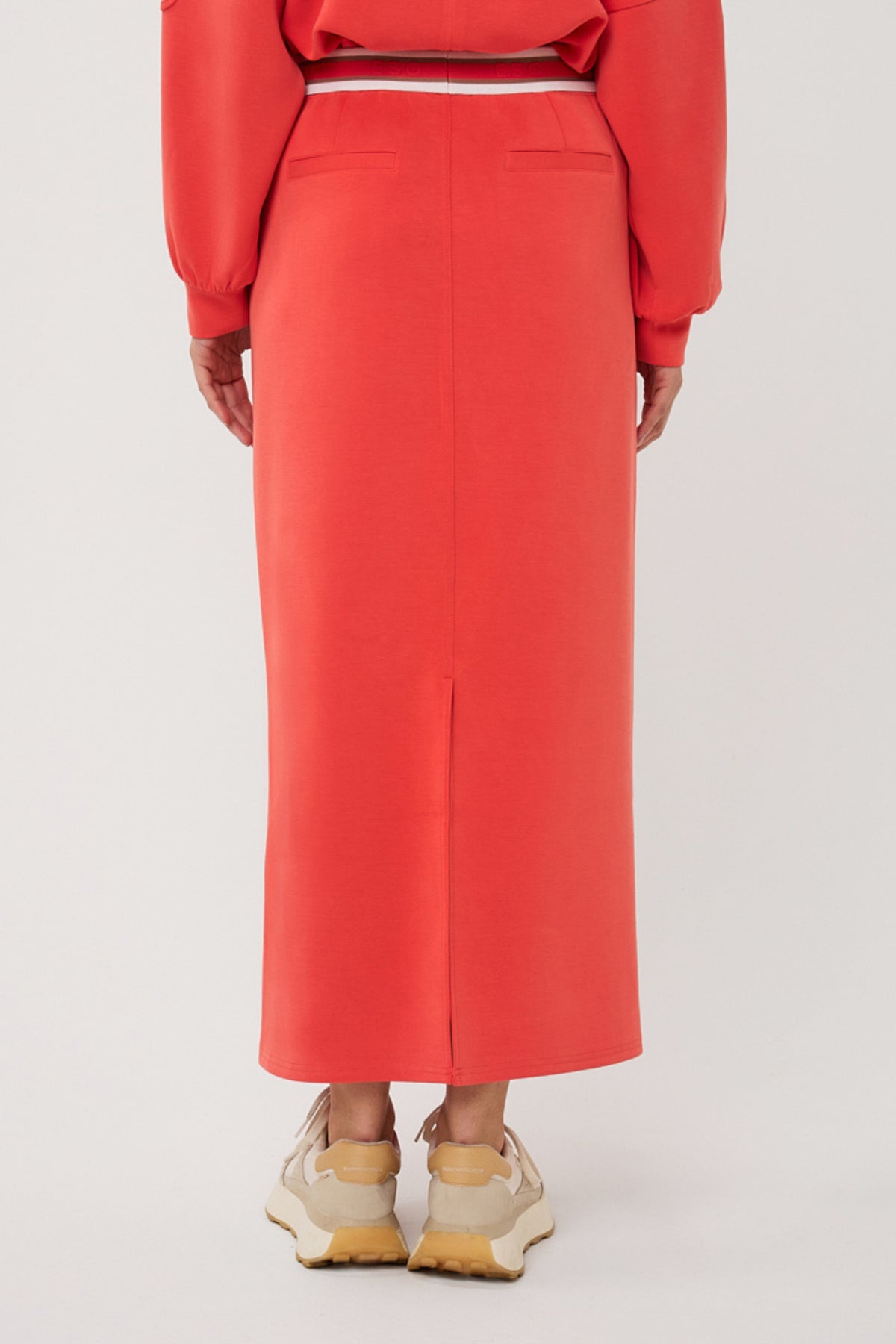 Longe, elegante rok van EsQualo in Chili Red met wijde pasvorm en modieuze uitstraling, gemaakt van soepel modal materiaal.