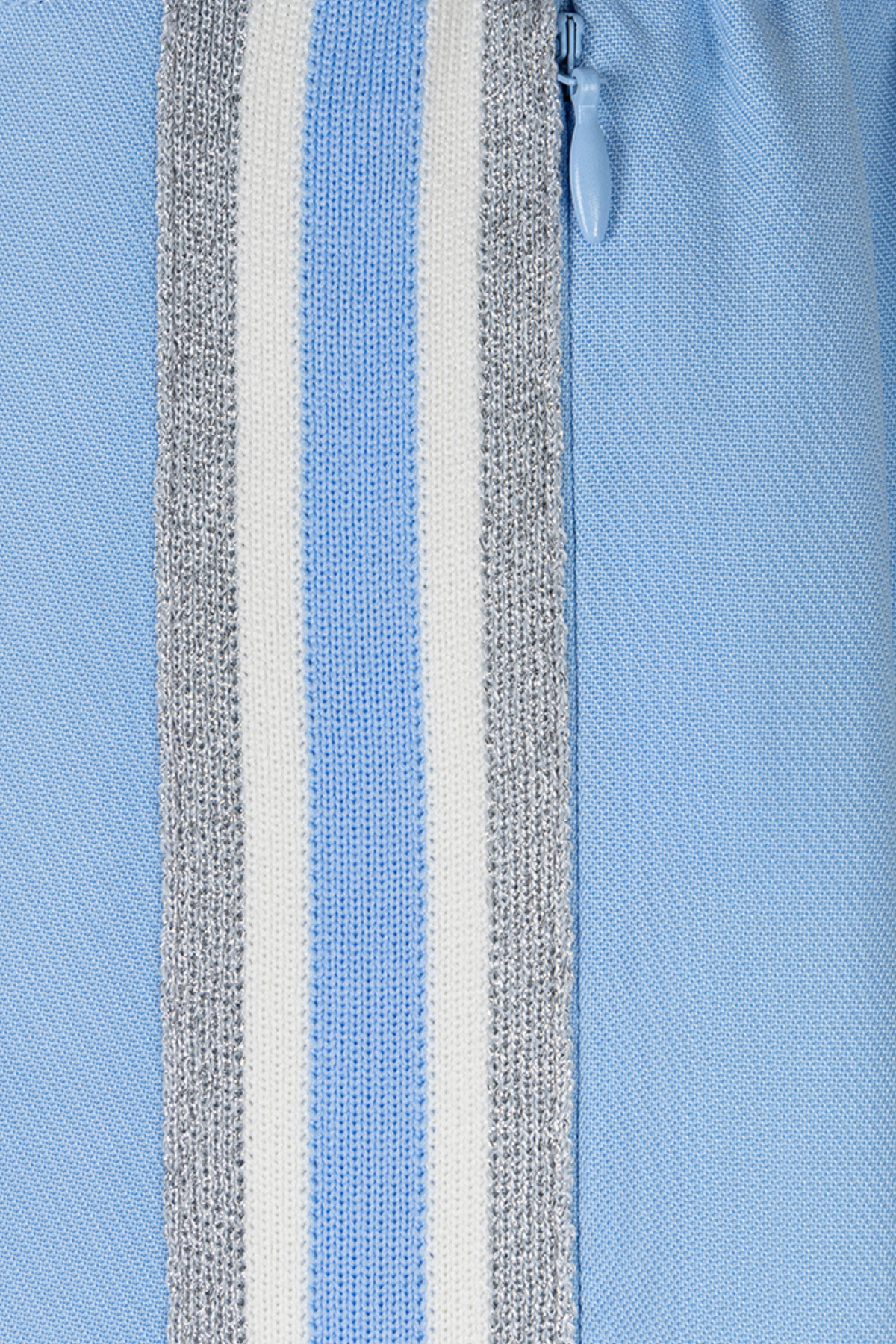 EsQualo Broek Tape Sideseam in Pacific Blue, close-up van de sideseam tape op de broek, details in de stof en stiksel zichtbaar