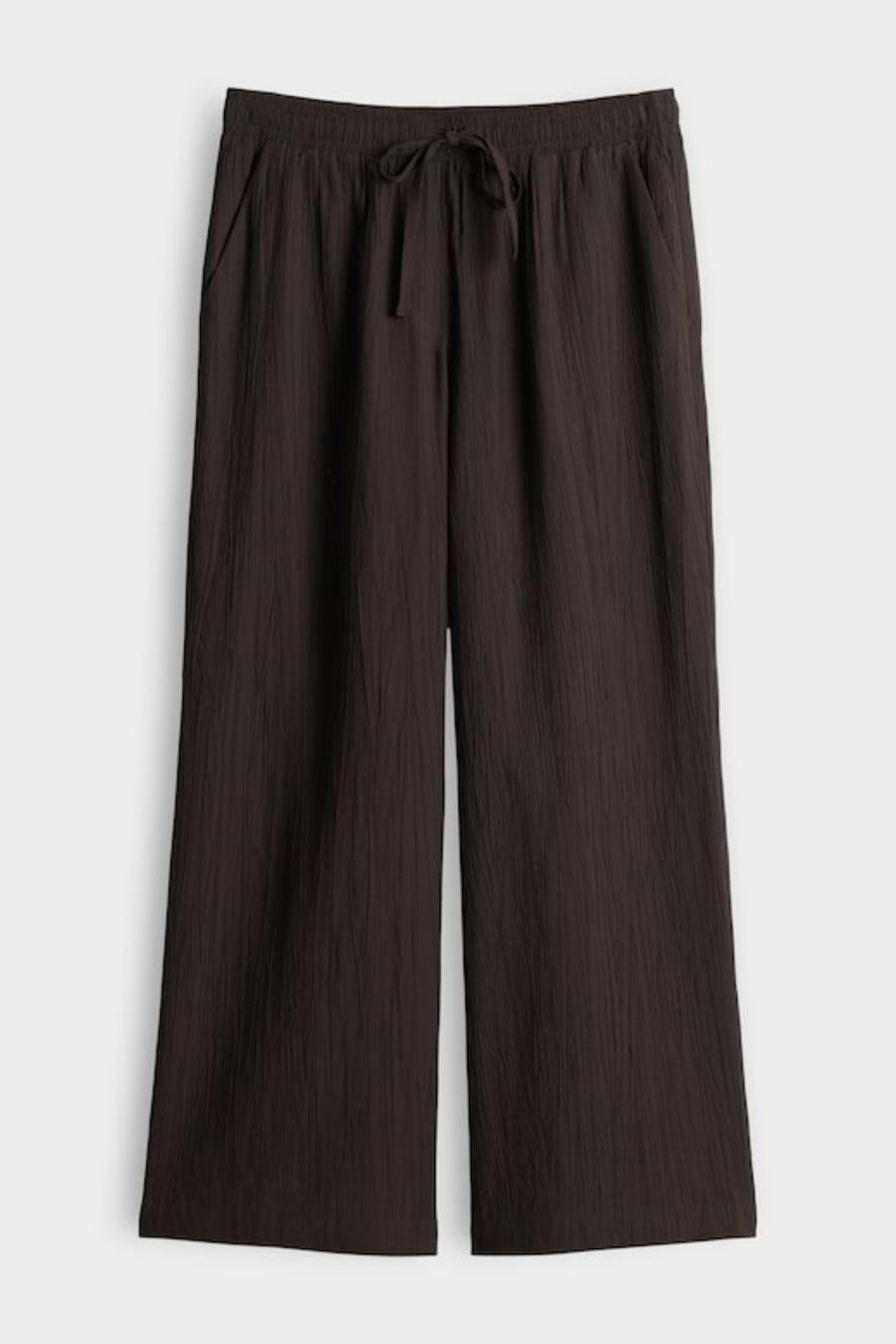 Lichtbruine crinkle broek Marou Affogato van Opus, met losse pasvorm en natuurlijke textuur, op een witte achtergrond.