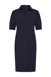 Navy blauwe travel jurk Polo van Mi Piace met comfortabele pasvorm en elegante stijl, zichtbaar op de afbeelding.